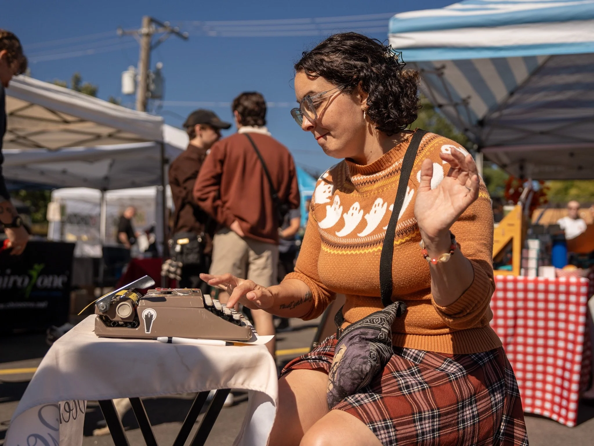Some fun fallish photos of me in action at the 2026 Block Club Block Party taken by the mega-talented @mikeriveraphoto! 

#typewriters #typewriterpoet #chicagopoetry #smallartists #fallinchicago
