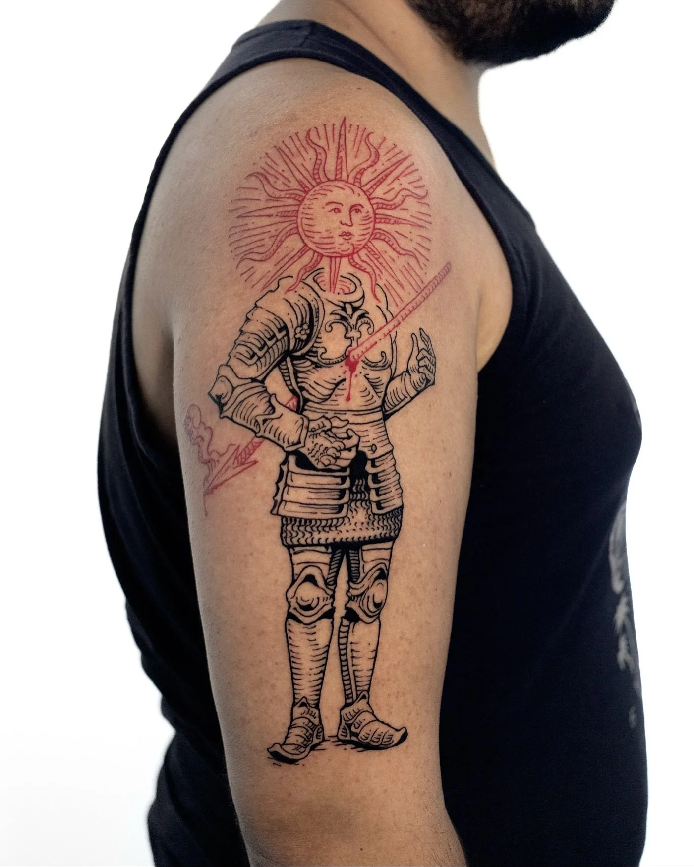 Les presento varios proyectos que he realizado en los &uacute;ltimos d&iacute;as, muy agradecido con:
- 🌞Marco, sol con armadura, atravesado por flecha ind&iacute;gena, primer tatuaje de Marco!
- 🤝 Irene, s&iacute;mbolo de &ldquo;comunidad ante la 