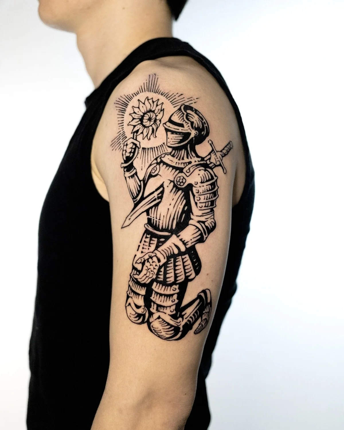 Gracias David 🌻#engravingtattoo #woodcuttattoo #knighttattoo