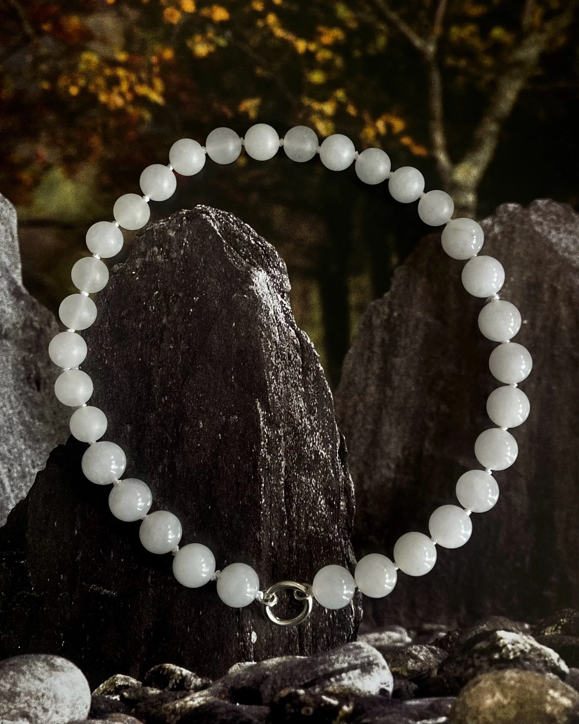 White jade hand-knotted choker