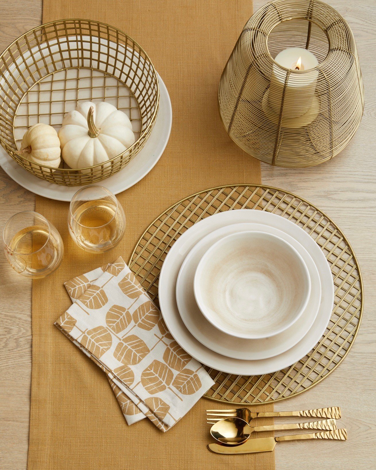 Pumpkins, please. 🎃🤍

What fall occasions are you most excited for this season? 💫

#tableauhome #golddinnerware #goldtablesetting #goldtableware #goldtabledecor #tableware
