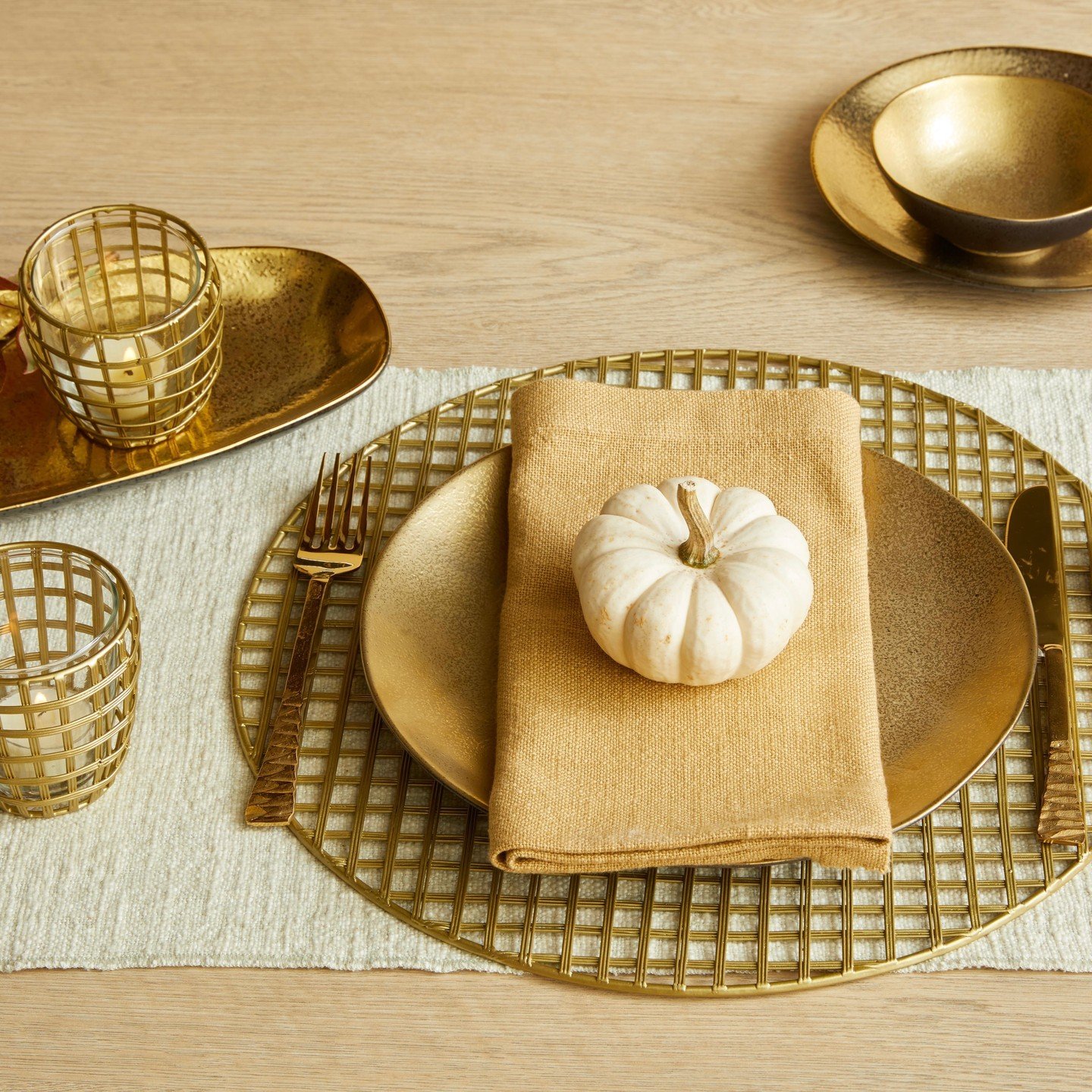 You're so golden. 🥂💫

Our Gold Weave collection is the perfect way to add shining dimension to your table! 🌟 Pair with our matching golden dinnerware for a beautiful statement look.

Featured pieces:
🌟 Gold Weave charger, bowls, and tealight hold