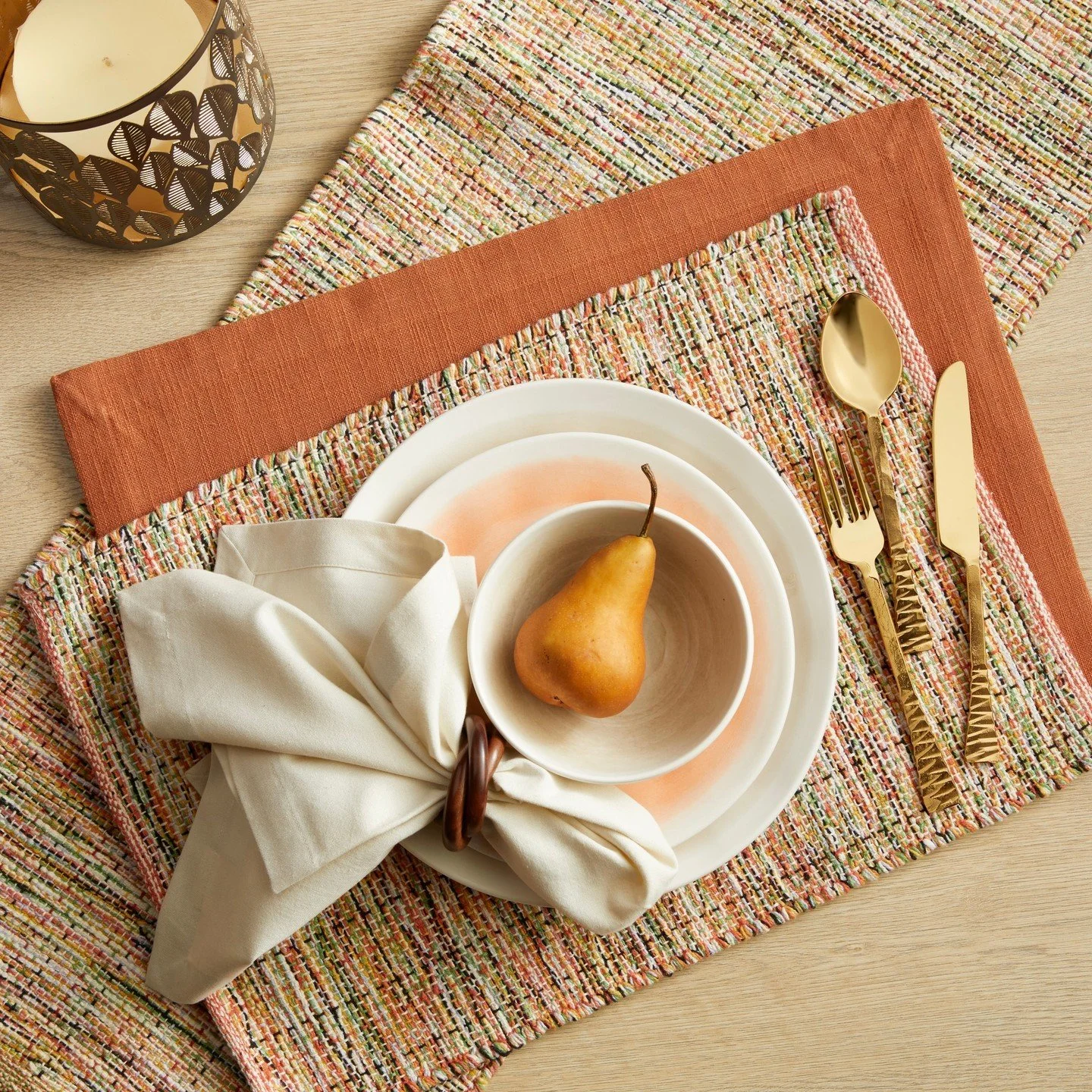 Warm tones are always in style for fall. 🍁

For an extra cozy feel to your tablescape, pair your warm tones with golden flatware or bronze accents! 💫

Featured pieces:
🍁 Harrisons placemat and table runner
🍁 Seneca Umber placemat and table runner