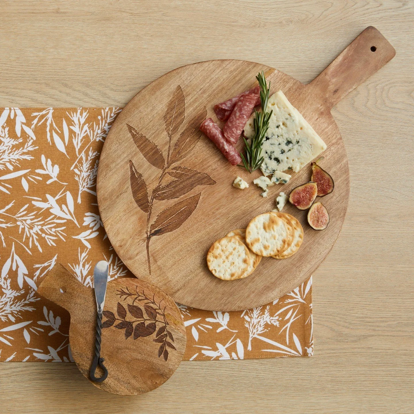 Printed perfection. 🌾

One of our favorite things about the fall season is the addition of autumnal flavors to classic charcuterie boards! 🧀🍴

Sweet figs and fragrant rosemary are great additions to any snack platter, and they're perfect to serve 
