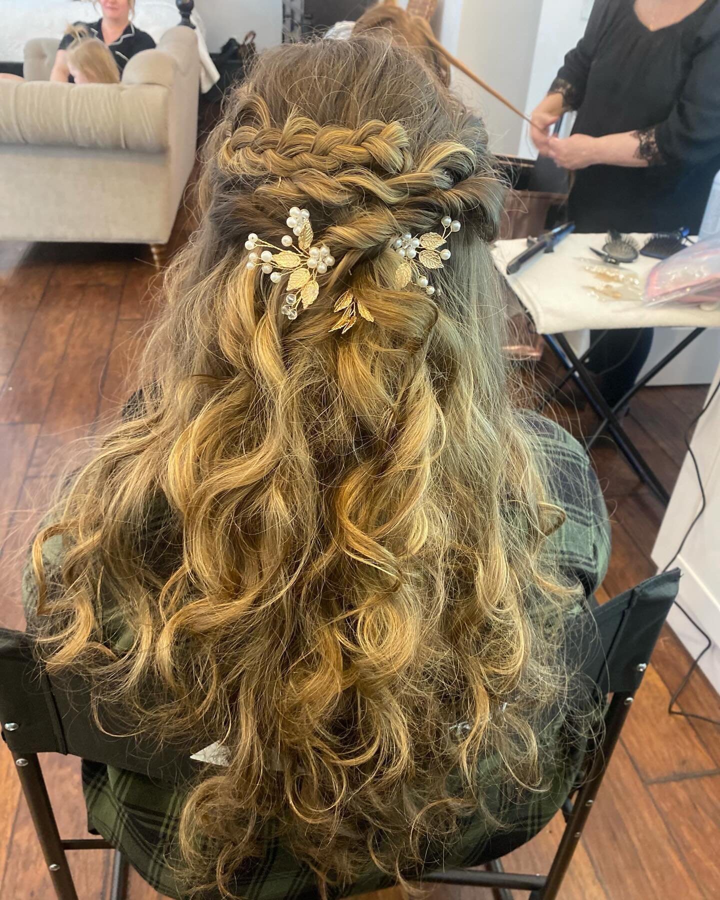 ✨ Stunning bridesmaid alert! 

Curly half up, half down perfection for this lovely lady! 💁&zwj;♀️🌿 Adding that touch of romance to the bridal party with cascading curls and elegant twists. 💕 Bringing your bridal vision to life, one hairstyle at a 