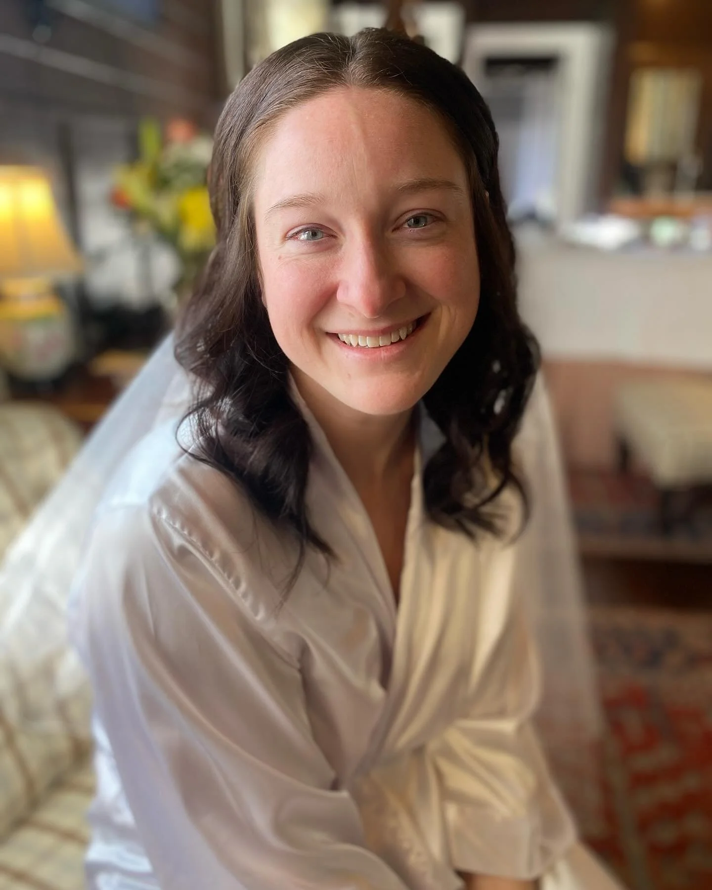 TIMELESS ✨
Embracing the timeless elegance with this stunning bridal half-up, half-down wavy hairstyle. 

Effortlessly blending romance and sophistication for the perfect wedding day look 👰🏻🤍

.
.
.
#weddinghair #weddinghairstyles #updo #updos #up