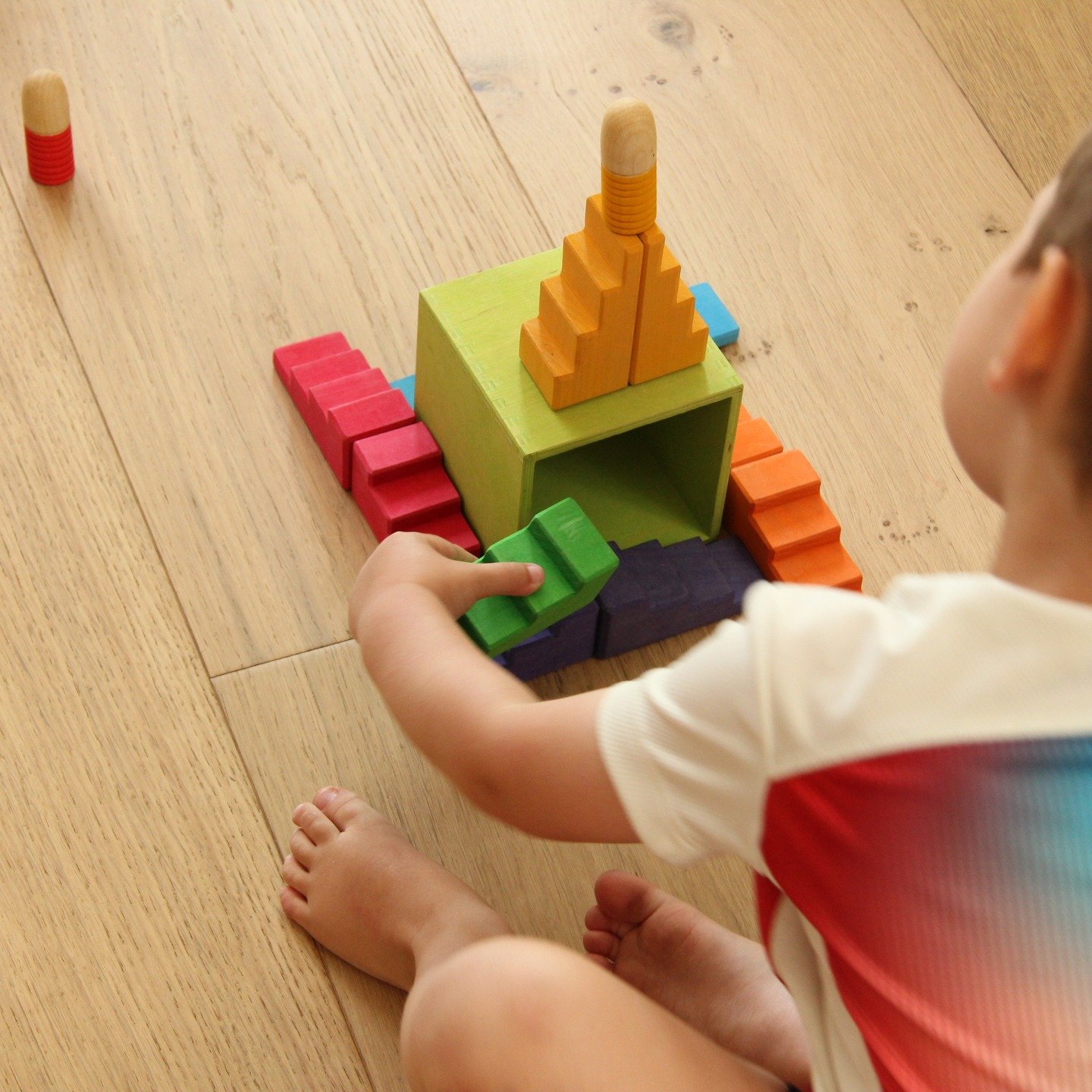 When we pair the @grimmswoodentoys Stepped Roofs Rainbow + Stacking Boxes together, something magical happens! The rainbow develops spatial reasoning and creative thinking, while the boxes teach size concepts and problem-solving. 

But here's where i