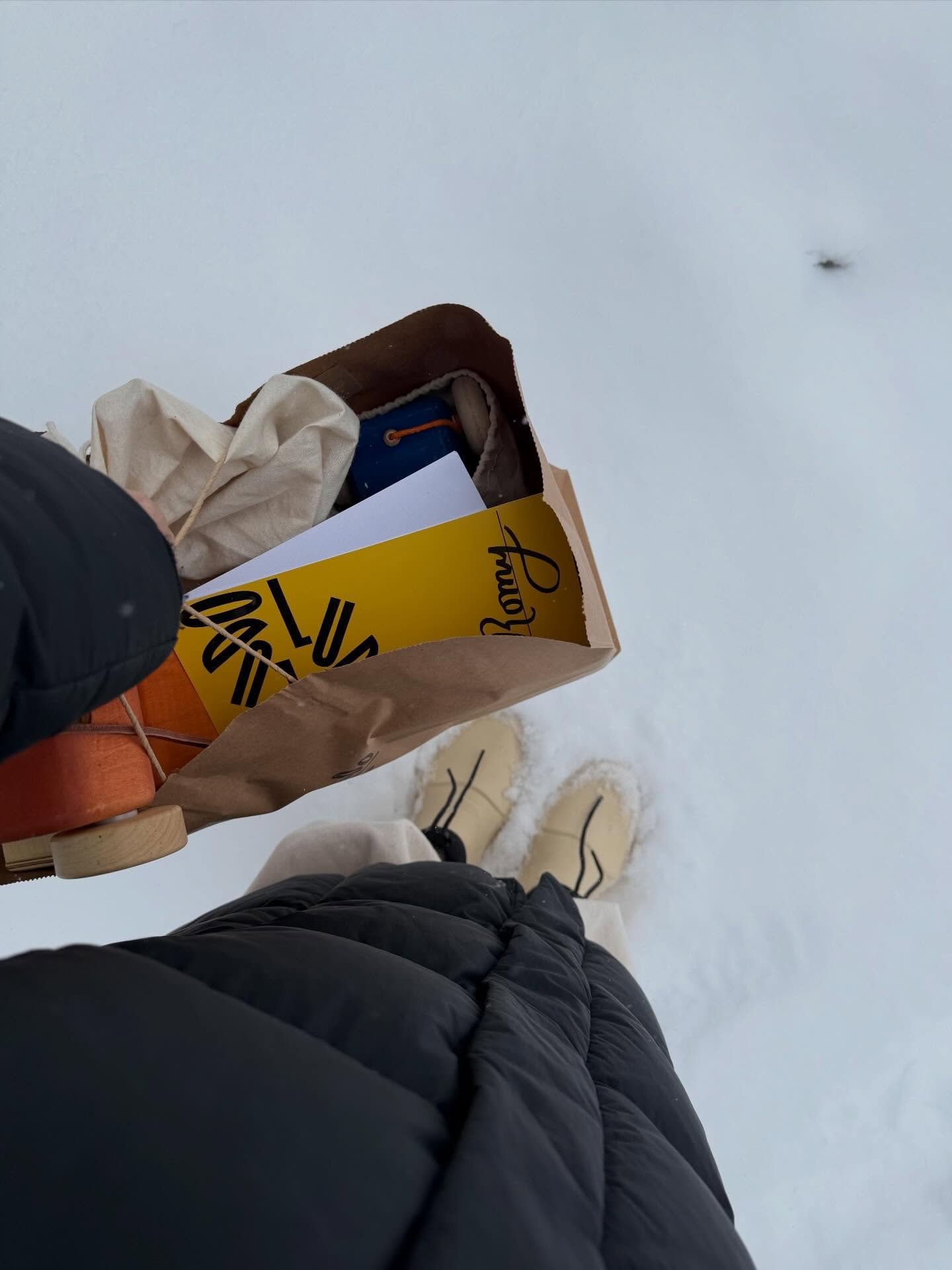 The magic behind all Christmas deliveries! ❄️🎄✨

&mdash;-

La magie des livraisons de No&euml;l ❄️🎄✨

#toylibrary #achatlocalqc #montessori #waldorf #mtlkids
