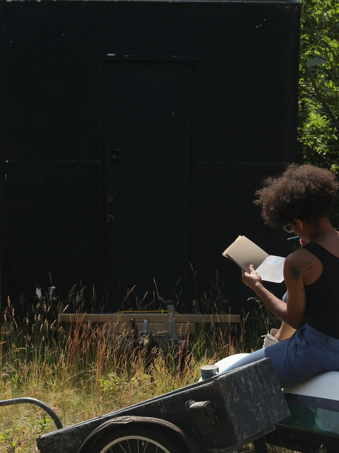 Days out of the city, my body remembers the sound of silence and a different sense of time, measured only by the slow change of light. 

I am currently working on the design of two murals for @myzeliumprojekt , one on the entrance to the sauna pictur