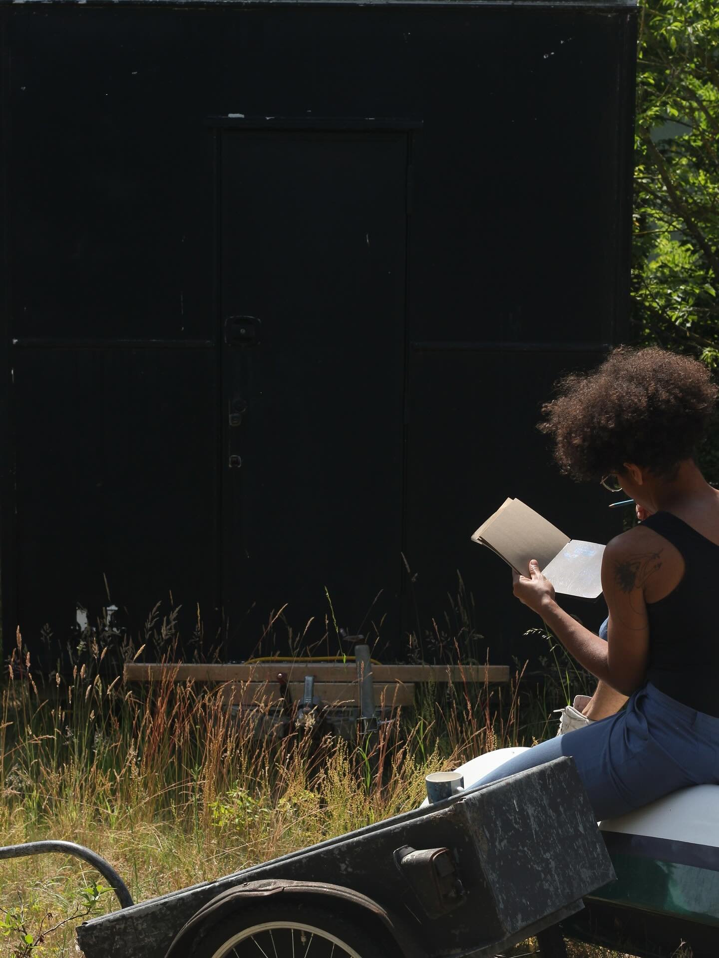 Days out of the city, my body remembers the sound of silence and a different sense of time, measured only by the slow change of light. 

I am currently working on the design of two murals for @myzeliumprojekt , one on the entrance to the sauna pictur