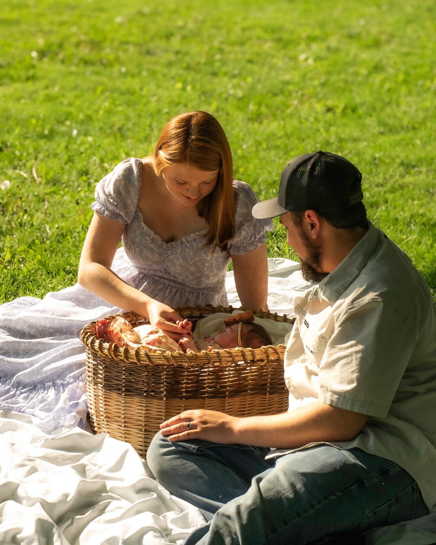 Here&rsquo;s some baby fever for your feed 🤍🧺

My recent shoot with Ashley and Jacob + 1 was filled with dreamy picnic shots, baby snuggles, and an evening walk through Botanical gardens 🌷🌳📸 

I&rsquo;ve taken a little hiatus from posting on her
