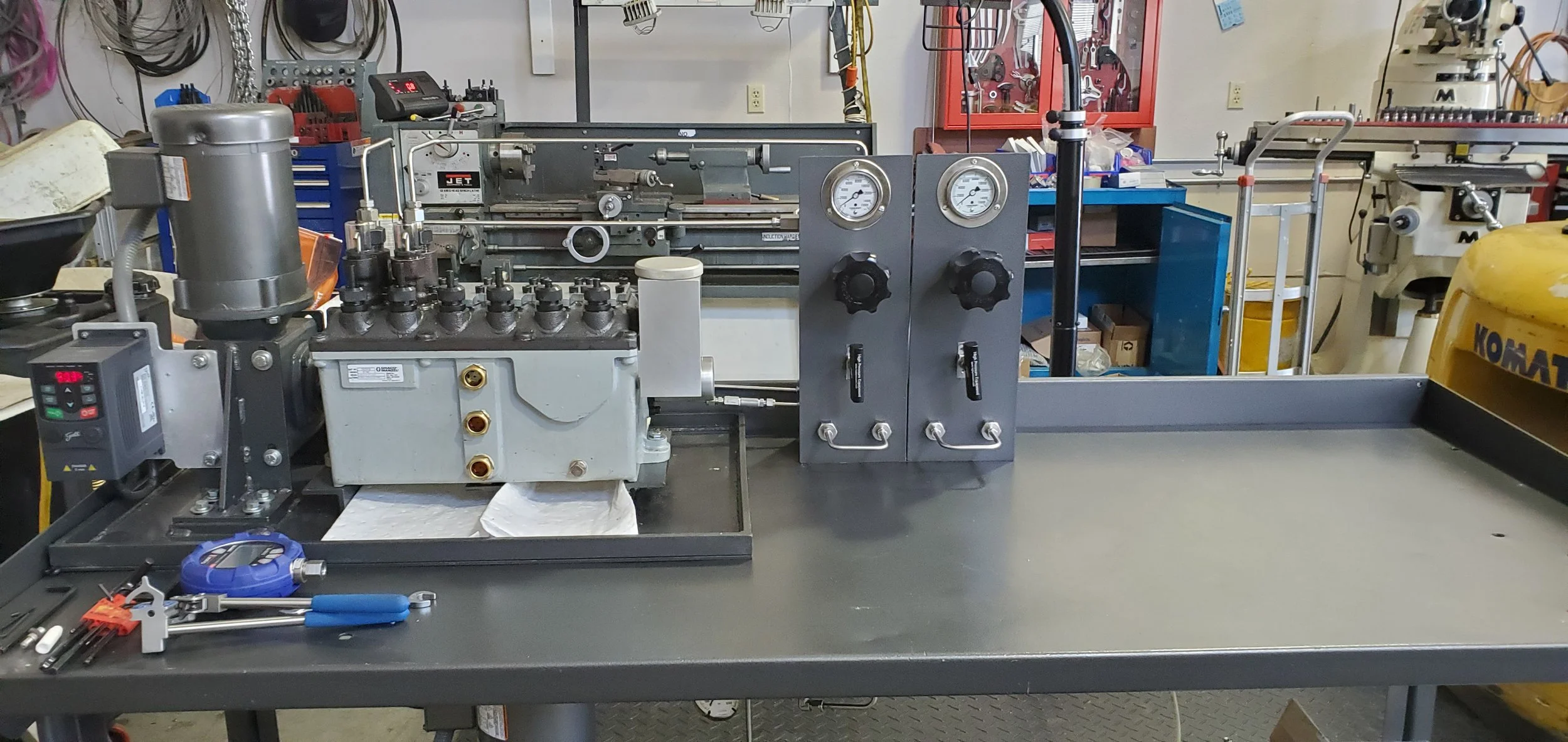 Complete test bench with high pressure pump and regulator manifold