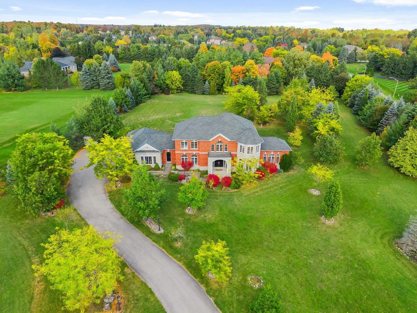 ✨ Welcome to 7 Forest Ridge Crescent ✨
A rare and elegant offering in St. Georges Glen, one of rural Halton Hills&rsquo; most prestigious estate communities. 🌿

🏡 Built by Ballantry Homes, this timeless 4-bed, 4-bath residence sits on a majestic 2.