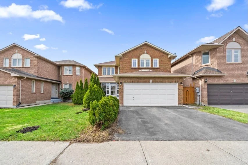 Finally, a home with space for everyone 🏡

Over 2,800 sq ft of living space in the heart of Lisgar with 4 large bedrooms upstairs, multiple living areas, and a warm family room with fireplace 🔥

The eat-in kitchen walks out to a private backyard wi