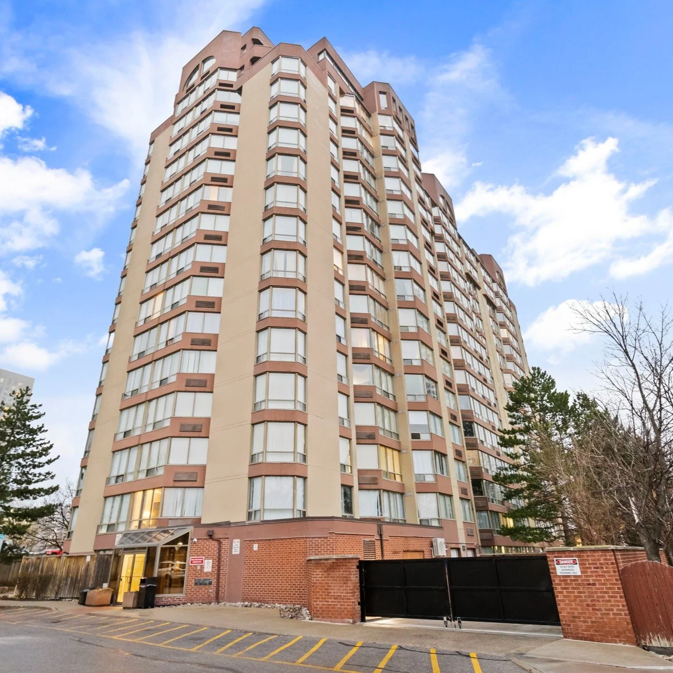 City living in the heart of Mississauga 🏙️✨

This bright and spacious 2 bedroom, 2 bath condo offers the perfect blend of comfort and convenience. Featuring floor to ceiling windows, a functional open concept layout, and a modern kitchen with a cozy