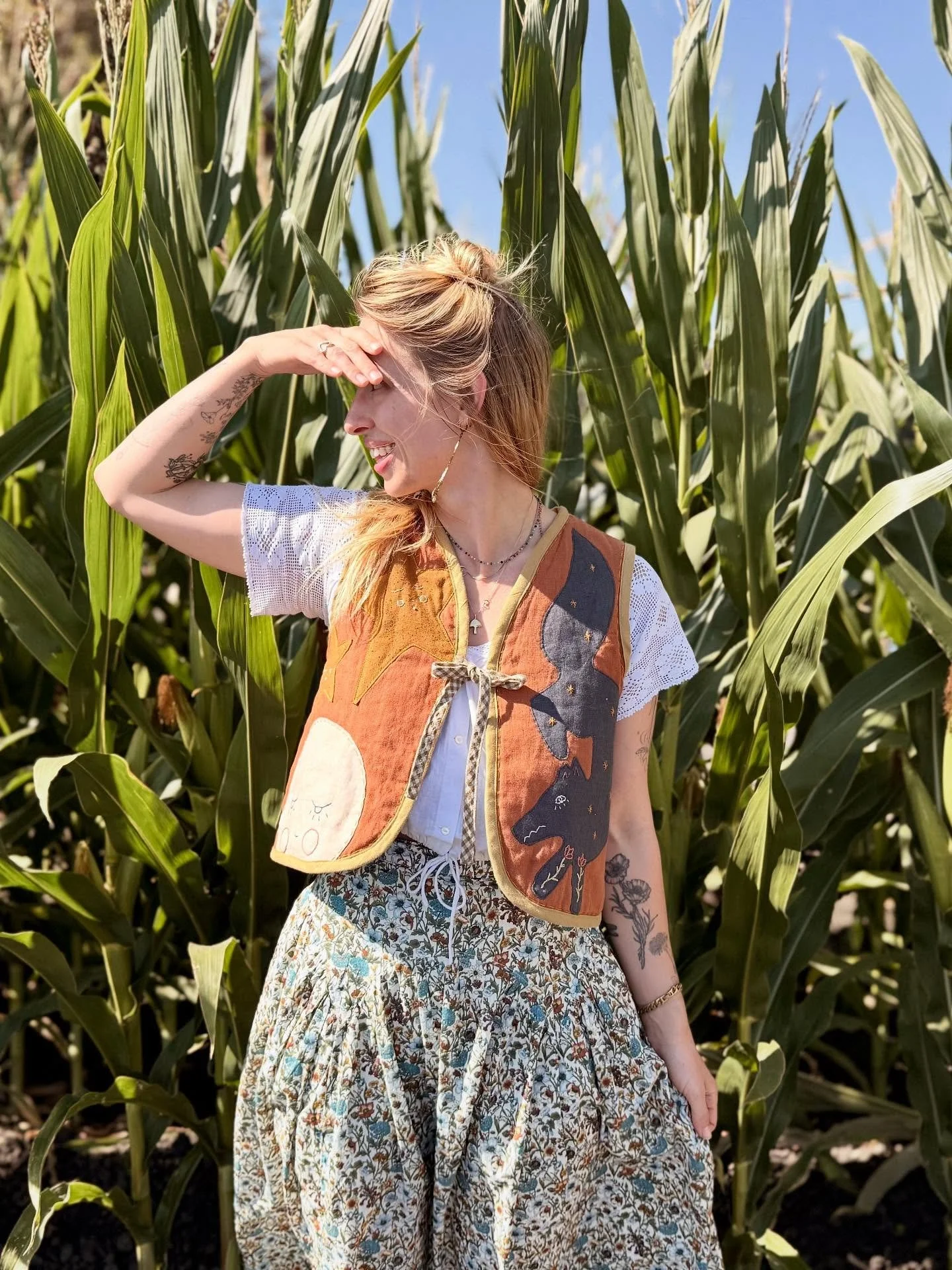 An outfit that my husband called &ldquo;prairie pirate princess&rdquo; which is very much a vibe I can get behind 🌾 
 
Prairie Pirate Princess outfit includes:
- me made #saturdayskirt pattern by @cayden.naughton made of liberty lawn
- me made #magi