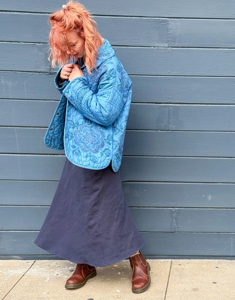 I&rsquo;m blue da ba dee da ba di 💙🦕🧵🫐

A fully me made outfit from yesterday featuring:
- self drafted jacket made from a thrifted quilt and over dyed with indigo
- #louisepullover pattern by @northsideknitco 
- clo skirt pattern by @soften_stud