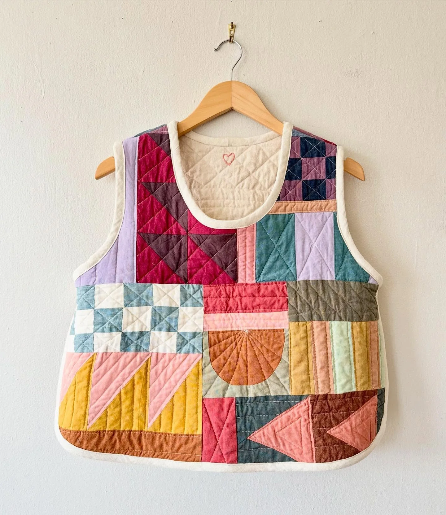 💗 SOFT ARMOR 💗

Made this special soft armor for my sister in law - to hold her in softness, care and love as she cares for, nurtures and protects others. 

The Soft Armor pattern is coming soon! ETA early March

This pattern was born out of two th