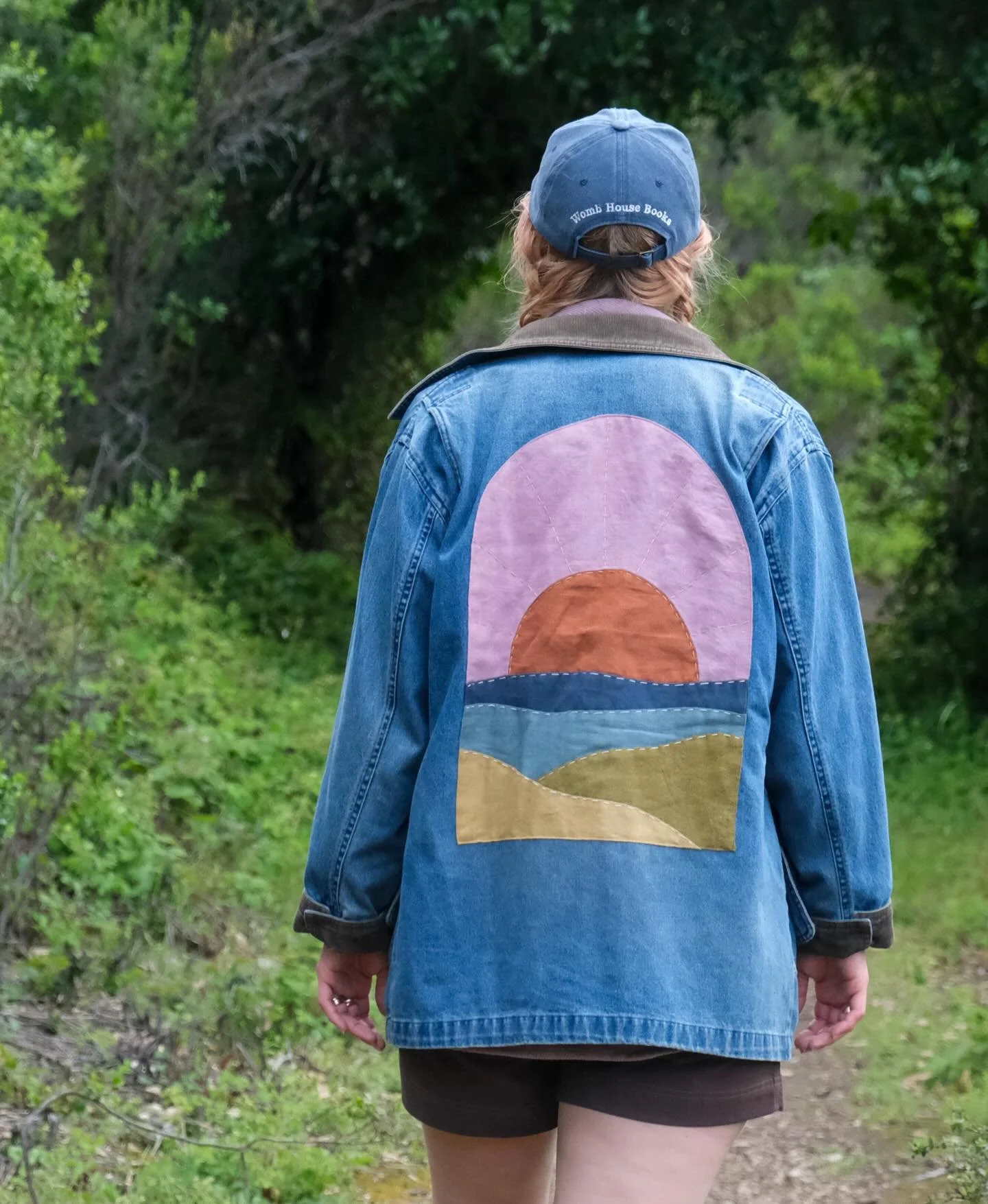 I&rsquo;M BACK BABES! 🌞

And I have a new tutorial/pattern for you! Make your own LANDSCAPE PORTAL ⛰️🏜️🌅

A Landscape Portal is like a landscape painting made out of fabric. It is made with various colors of fabric sewn together in curved colorblo