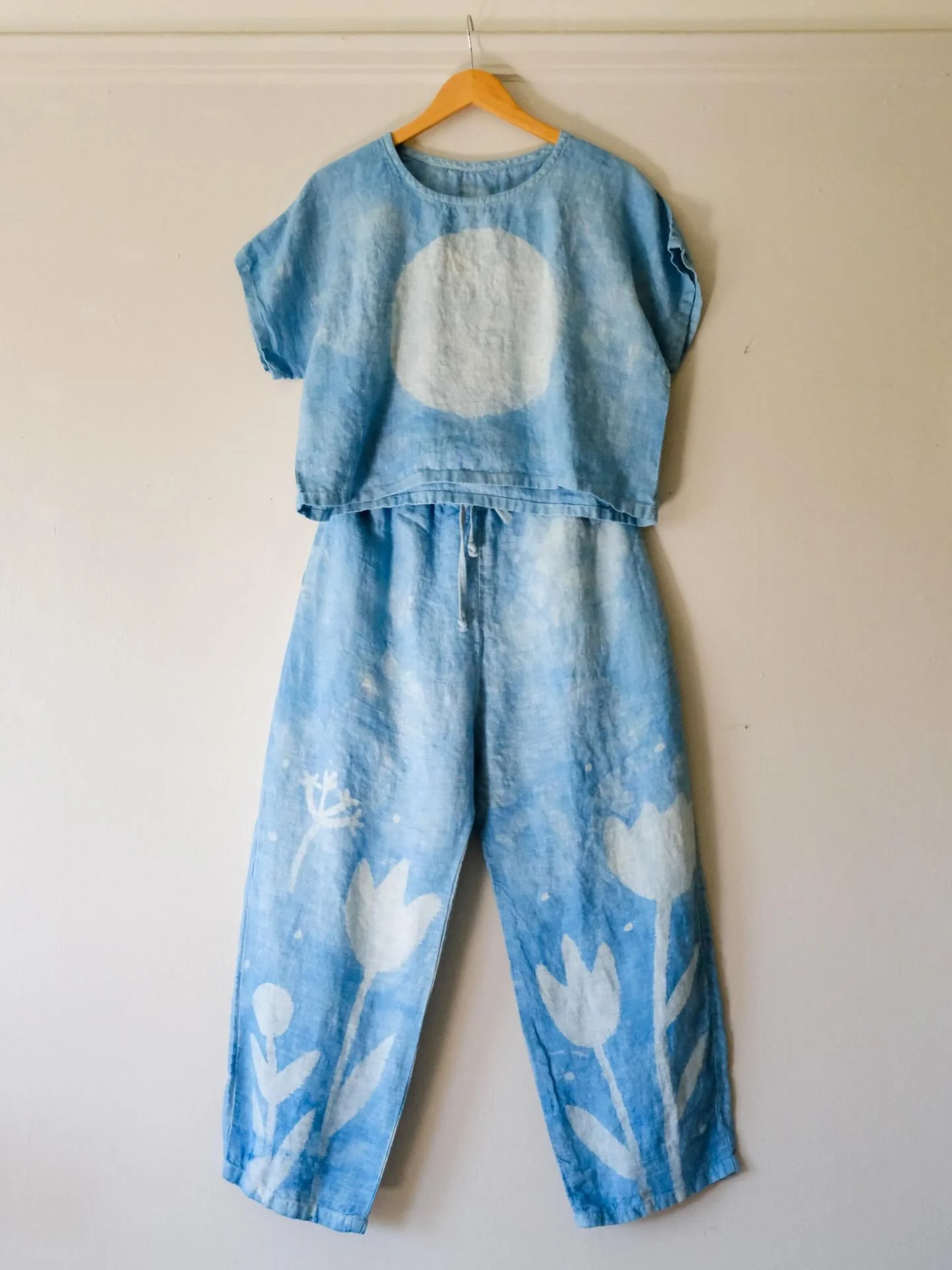 Make your own Indigo Dyed Dance Pants in our new online class! 

I am so incredibly excited to teach this five week class with @kristin.arzt. I met Kristin at a craft fair many years ago and fell in love with the incredible colors and rainbows she cr