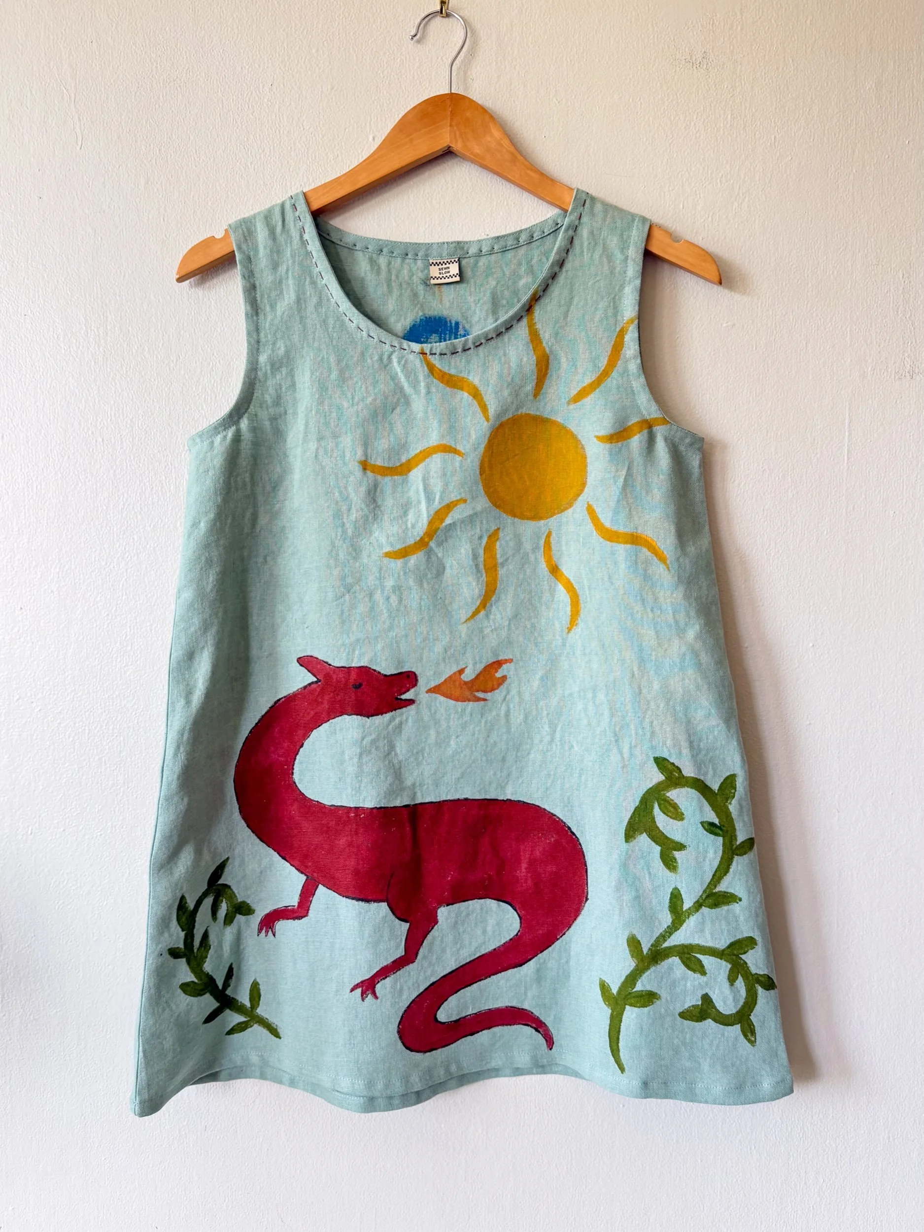 Welsh Dragon Folk Art Dress 🐉 

Just sent off this custom painted dress that was a delight to work on. Custom orders can be requested via the form on my site 💗

Jacquard fabric paint and cotton embroidery thread on linen