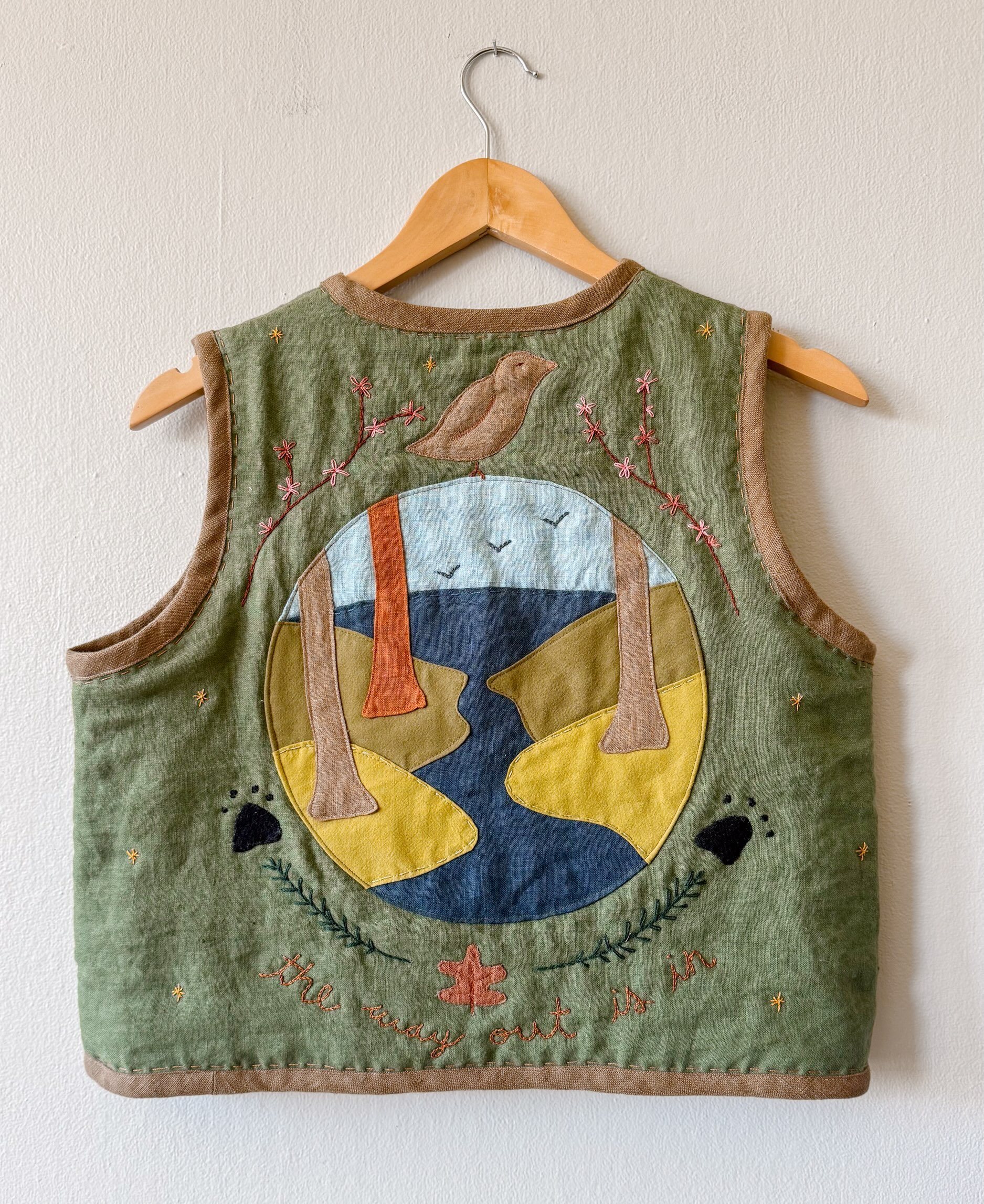 &ldquo;The way out is in&rdquo;🐦&zwj;⬛🦊🌳

Finished this very special custom Magic Vest yesterday and it is now on its way to its new home 🫶

Made of 100% linen and cotton batting, a mixture of hand and machine sewing

Custom orders can be request