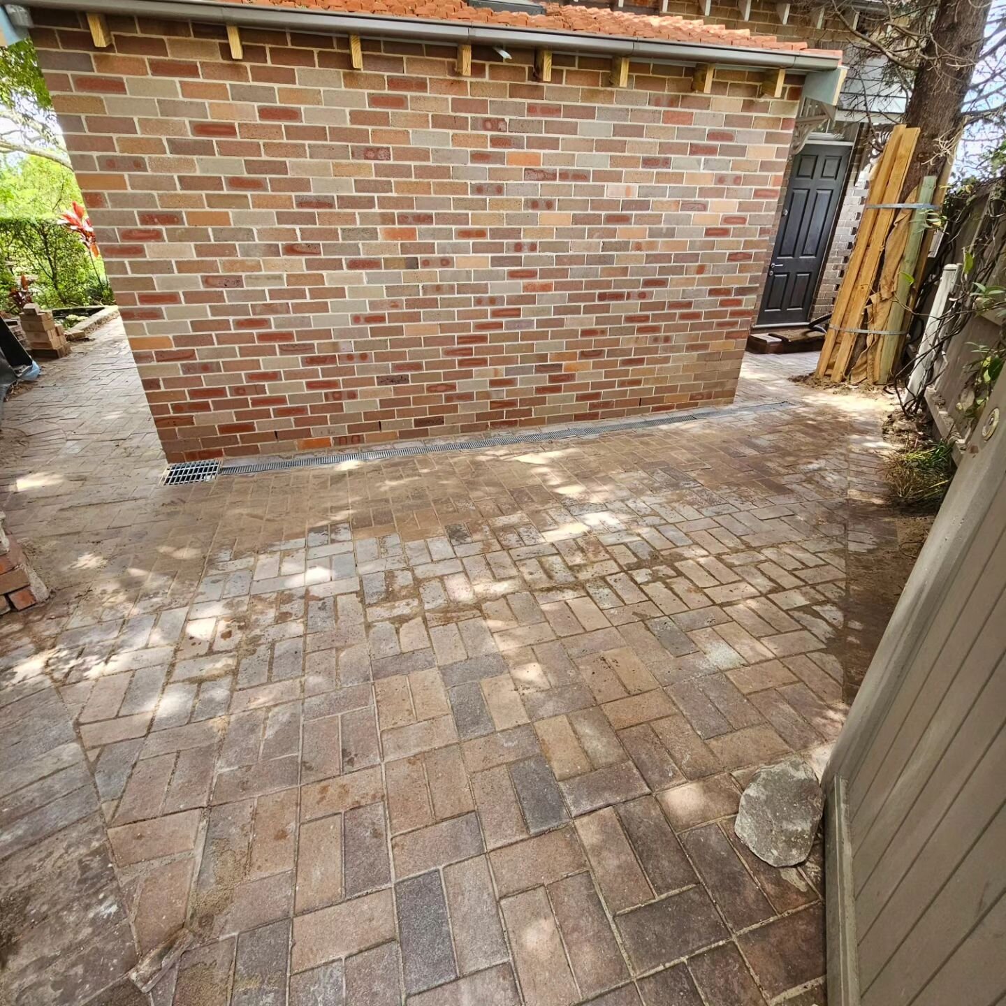 Finishing off this new extension for the builder to fix and re level this paving area
A Saturday of hard grafting but Magnolia Landscapes got it done 👍👌🏡😁
#paving #landscaping #horticulture #sand