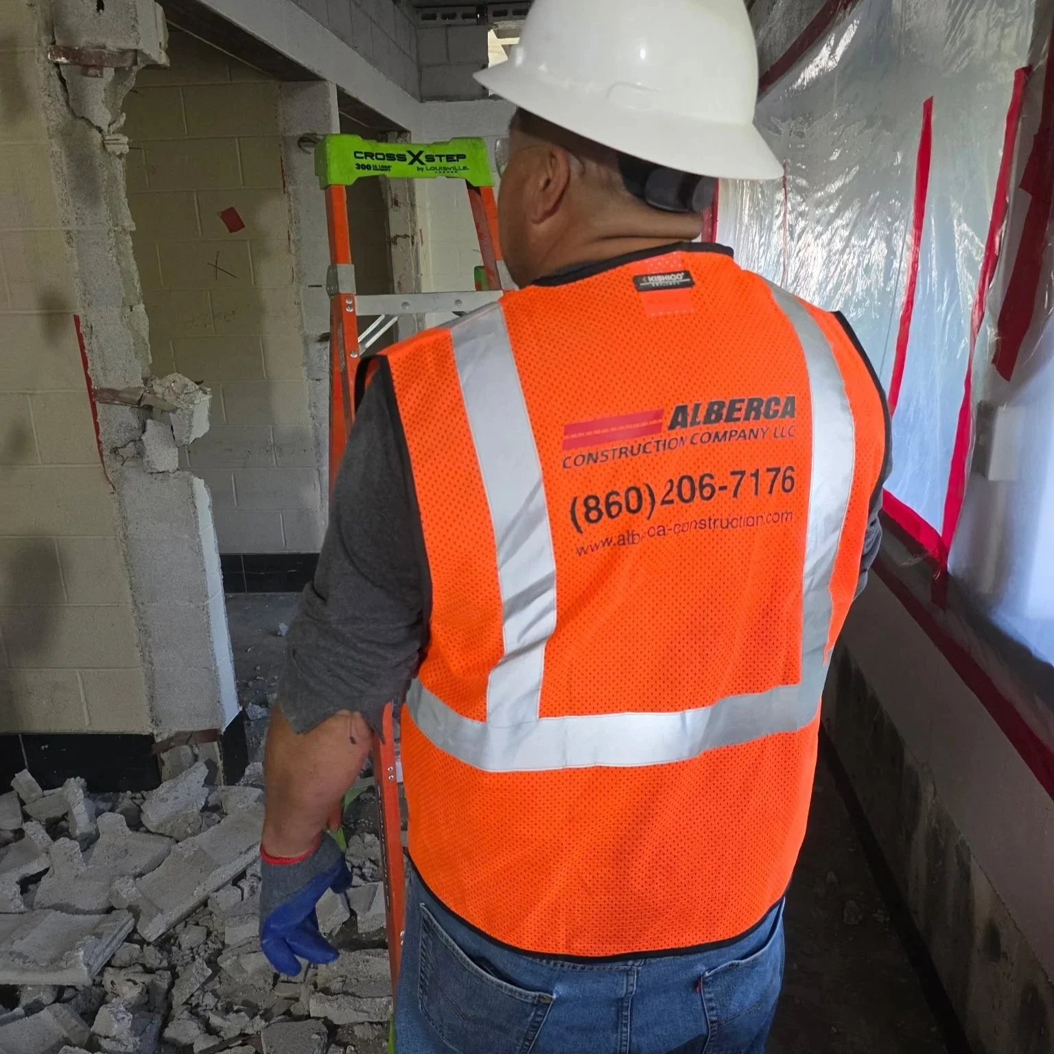 Vinyl Text Printed on Safe Vest for Alberca Construction