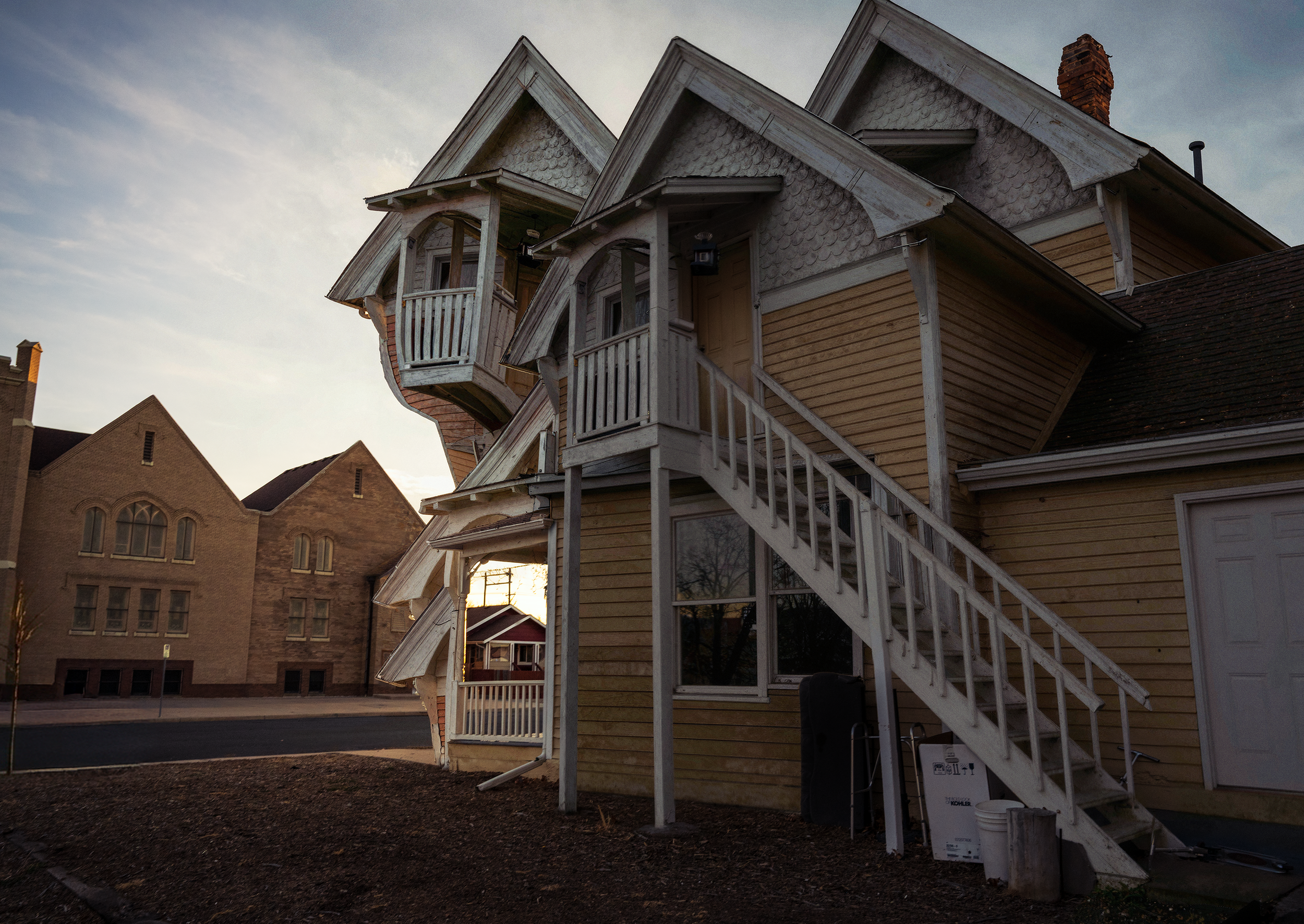 A house of a thousand doors.png