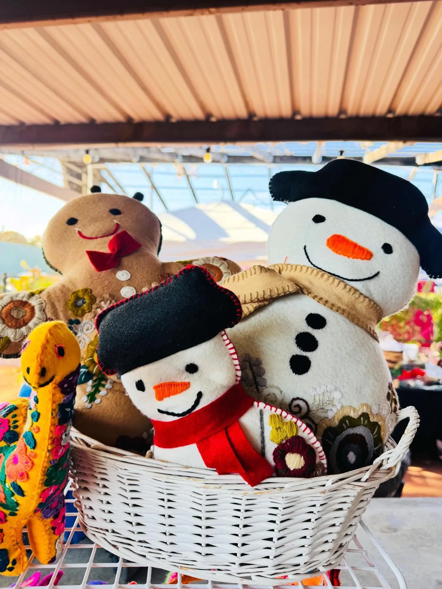 We&rsquo;re out here at the Casa Azul Christmas Market from 10&ndash;2 today 🎄✨ Shop small this Christmas and support local! Yes, it&rsquo;s cold ❄️ but we&rsquo;re here &bull; Come warm up with a hot coffee from Casa Azul and check out Yhoaki ✨🤍 #