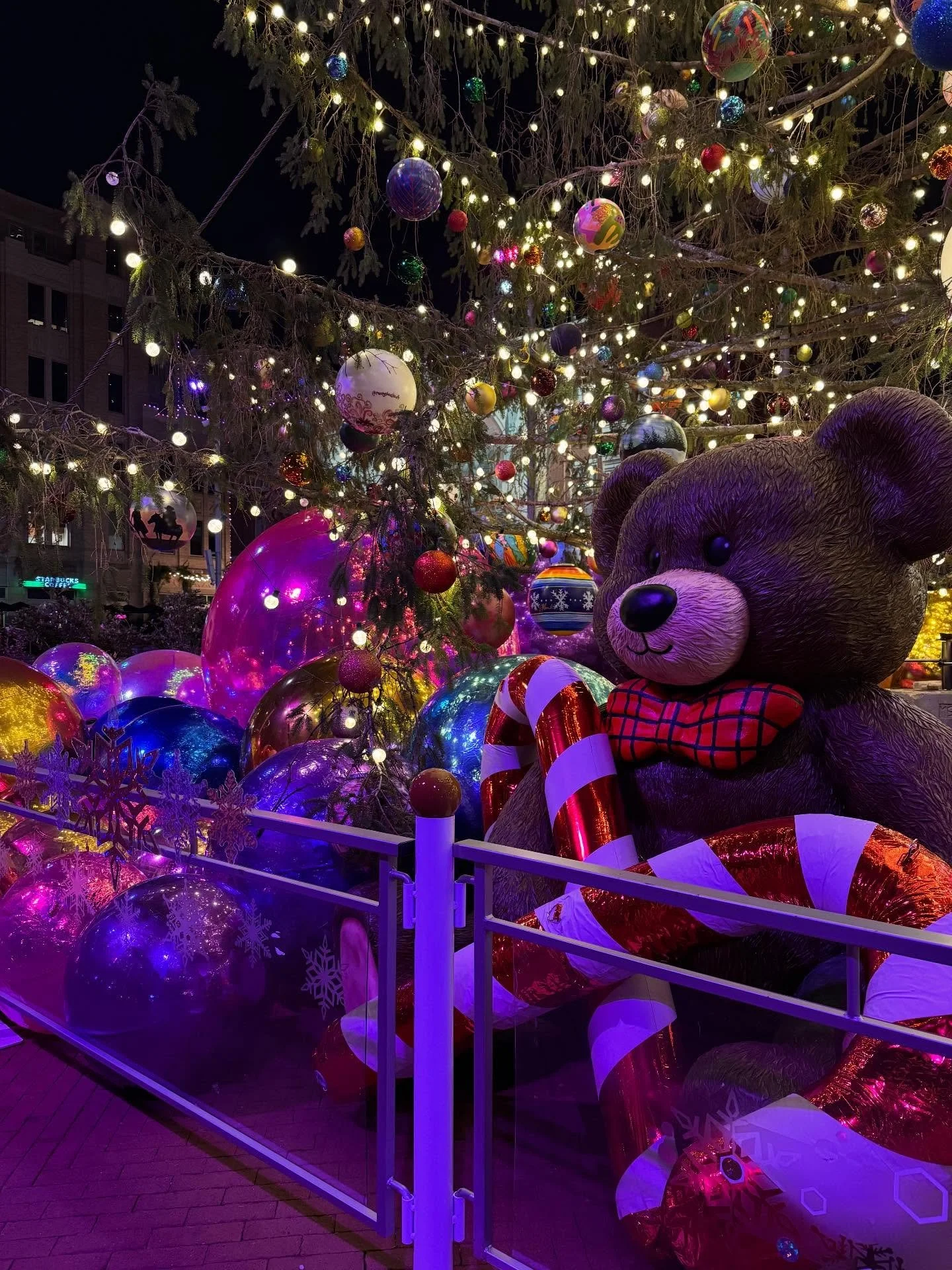 This will be our last day here at @sundancesquare until next year! Come on out and join us till 10pm! Perfect for holiday shopping🎄#smallbusinesssupportingsmallbusiness #fortworthtx #latinaowned #christmas #christmastree