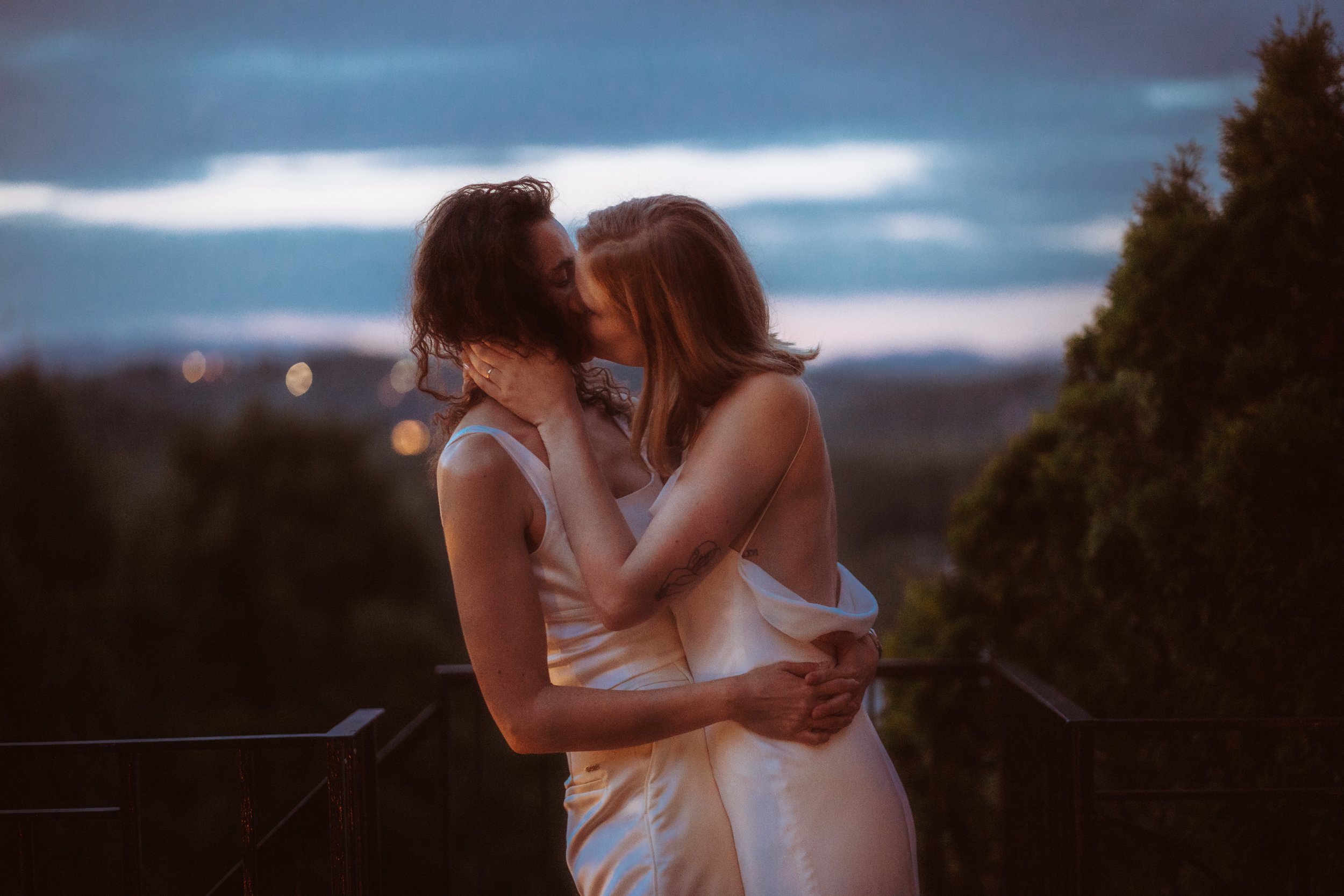 Photographie des mariés pendant le photoshoot de mariage