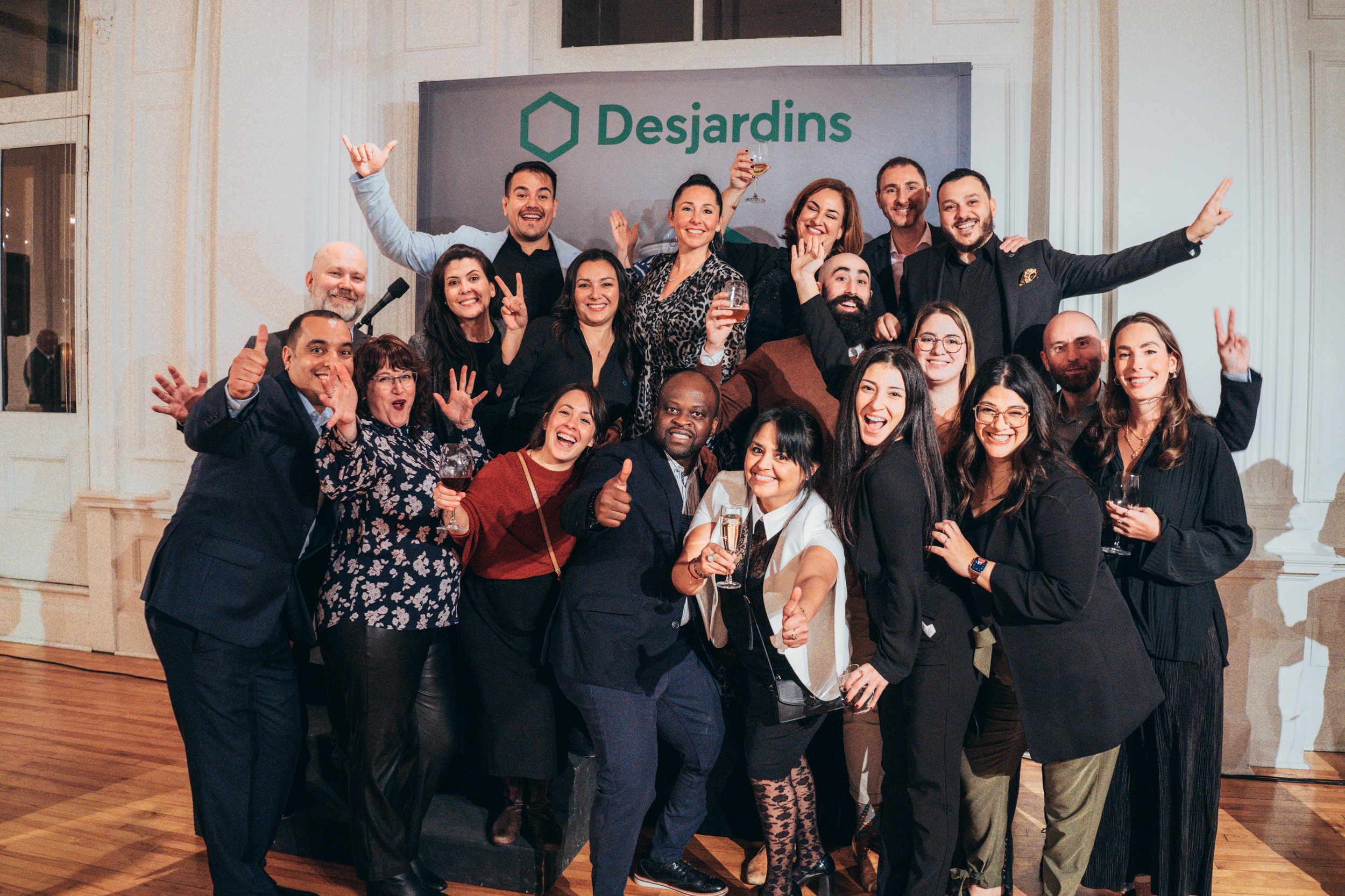 Photographie de groupe pendant un cocktail organisé par Desjardins (Montréal, Canada)
