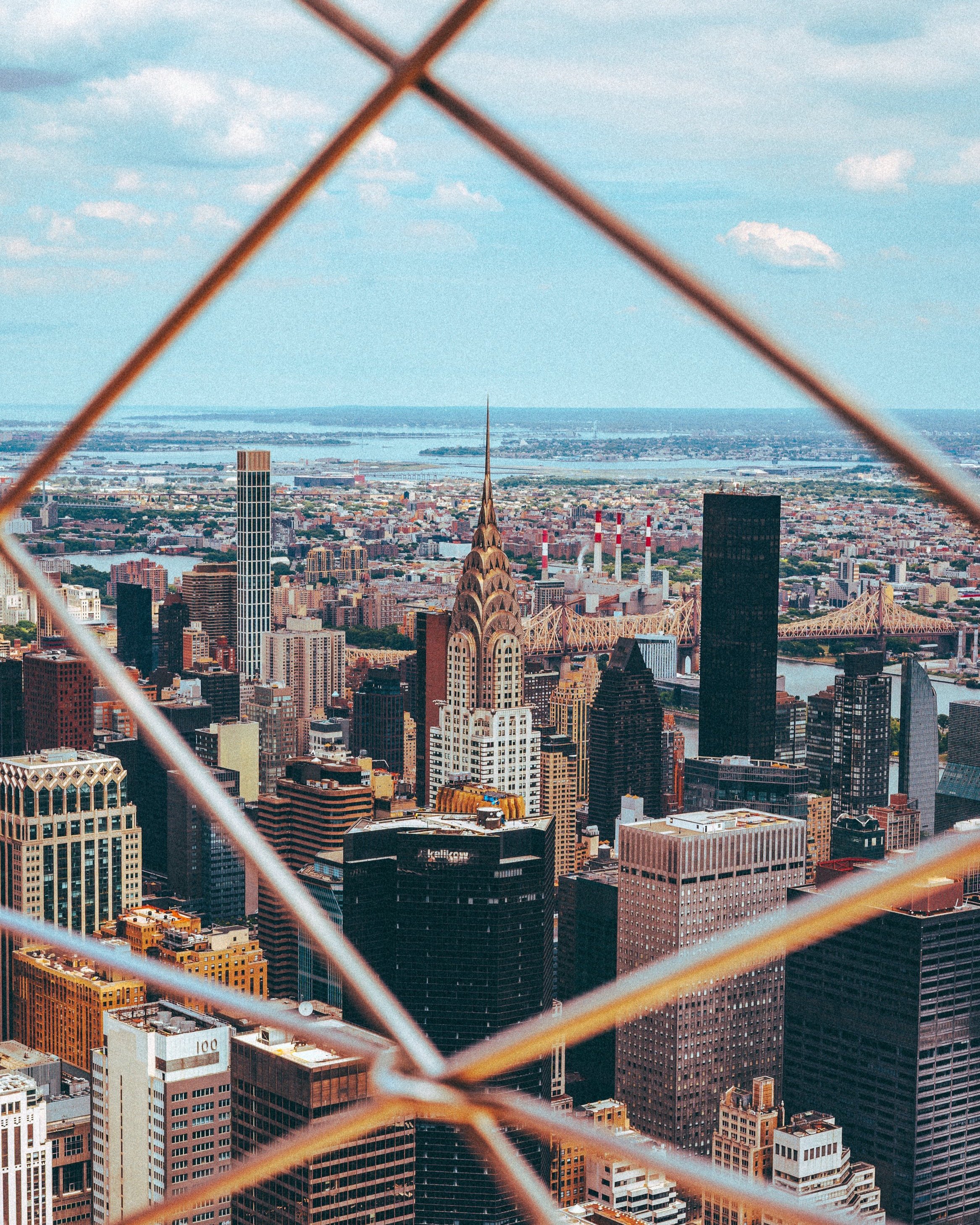 Empire State Building, vue de New York, Chrysler Building, skyline de Manhattan, East River, photographie artistique, décor mural, gratte-ciel, paysage urbain, ville qui ne dort jamais.