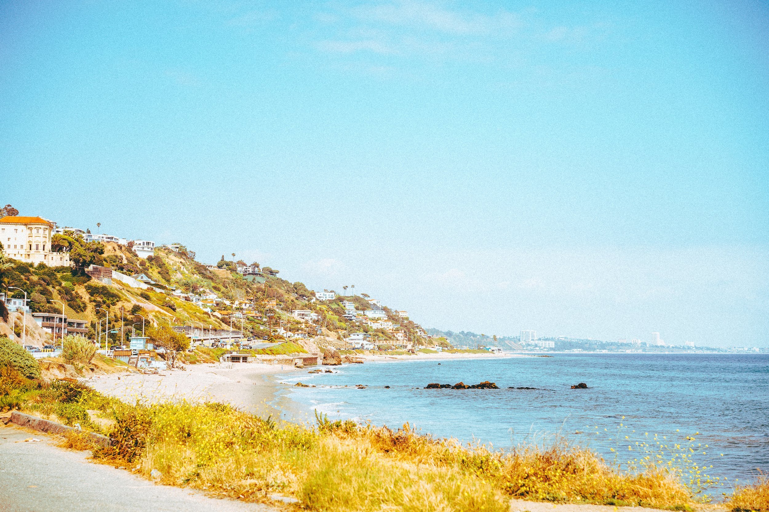 Malibu, plage de Californie, autoroute CA-1, Los Angeles, villas en bord de mer, photographie artistique, paysage côtier, décor mural, océan Pacifique, vue panoramique.
