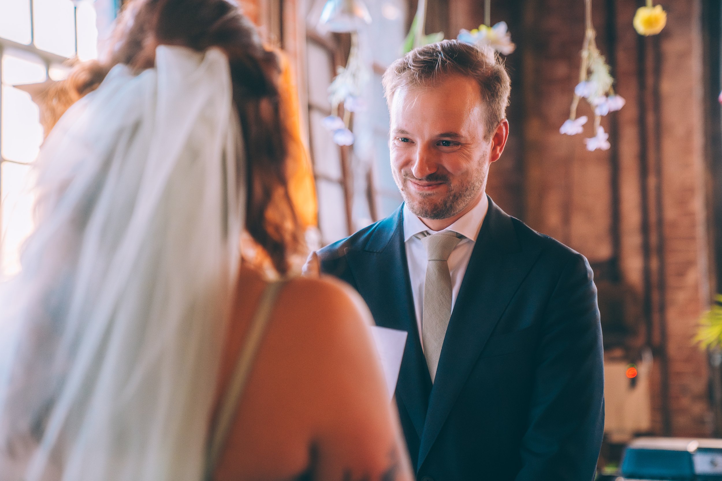 Photographie du marié pendant la cérémonie de mariage et la prononciation des voeux