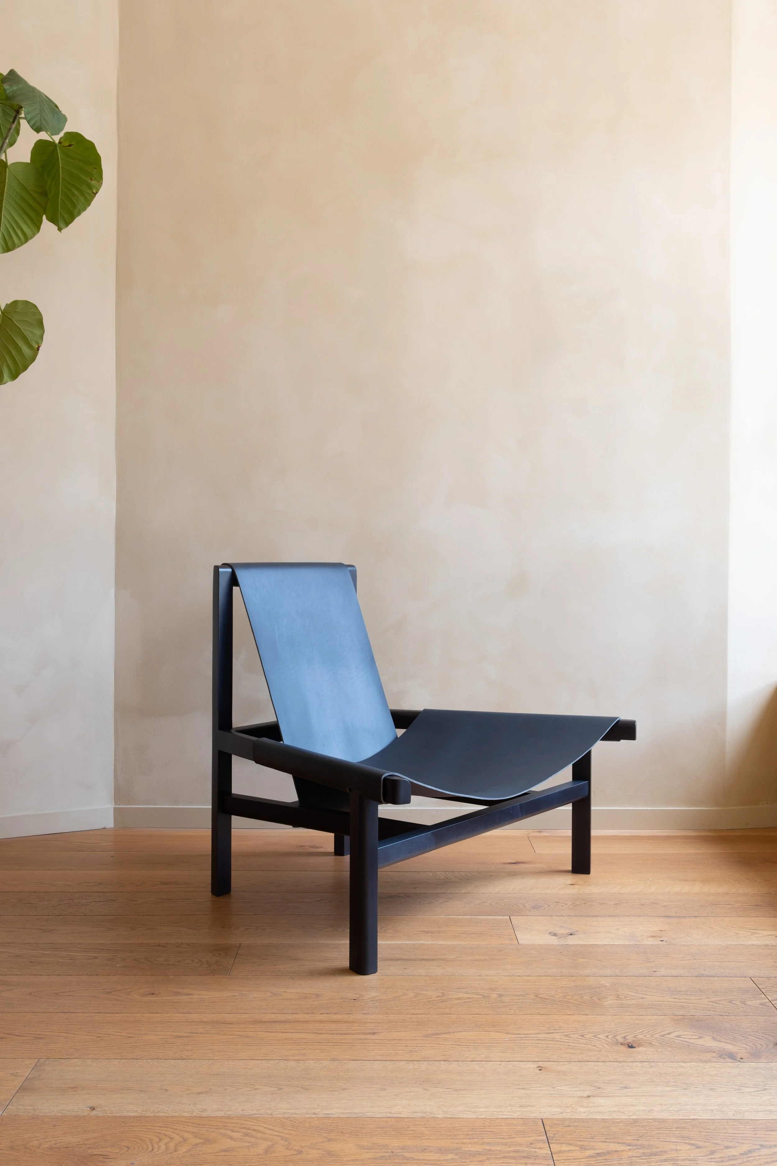 Juntos Projects_Isos lounge chair_ Tide(navy).jpeg