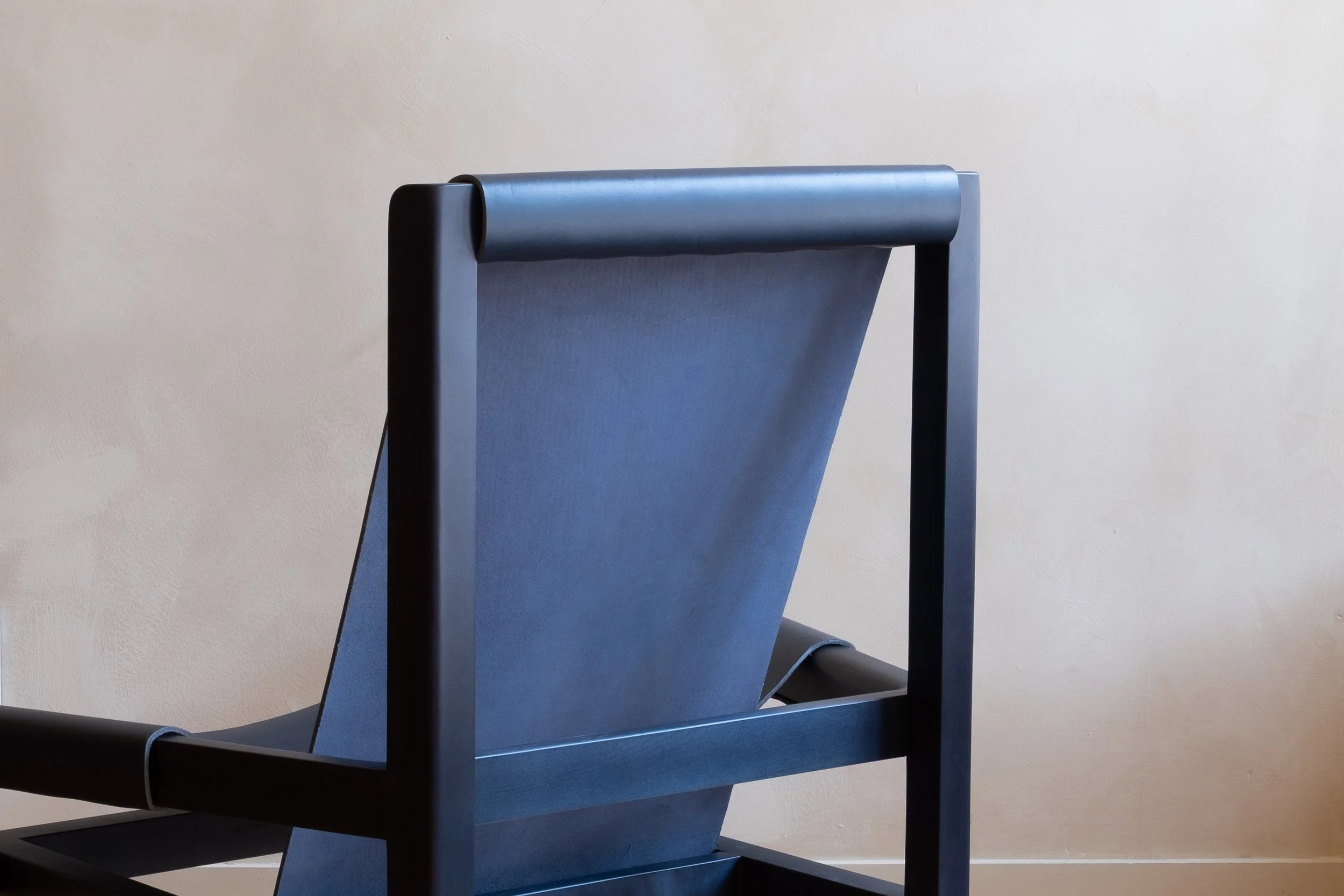 Juntos Projects_Isos lounge chair_Tide(navy).jpg