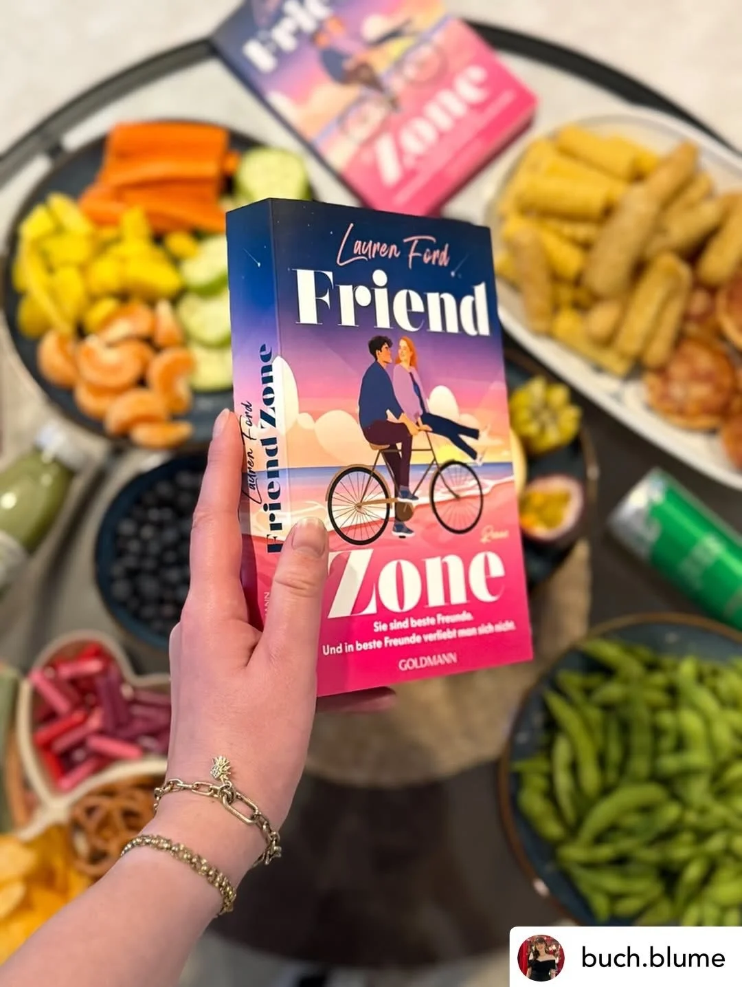 Thank you @buch.blume for this beautiful review. Your book club sounds amazing! 💕

Swipe for a translated version ➡️

Q: Are you in a book club? What book would you nominate? 

Repost: @buch.blume Rezension zu Friendzone von Lauren Ford 💗📚
(Rezens