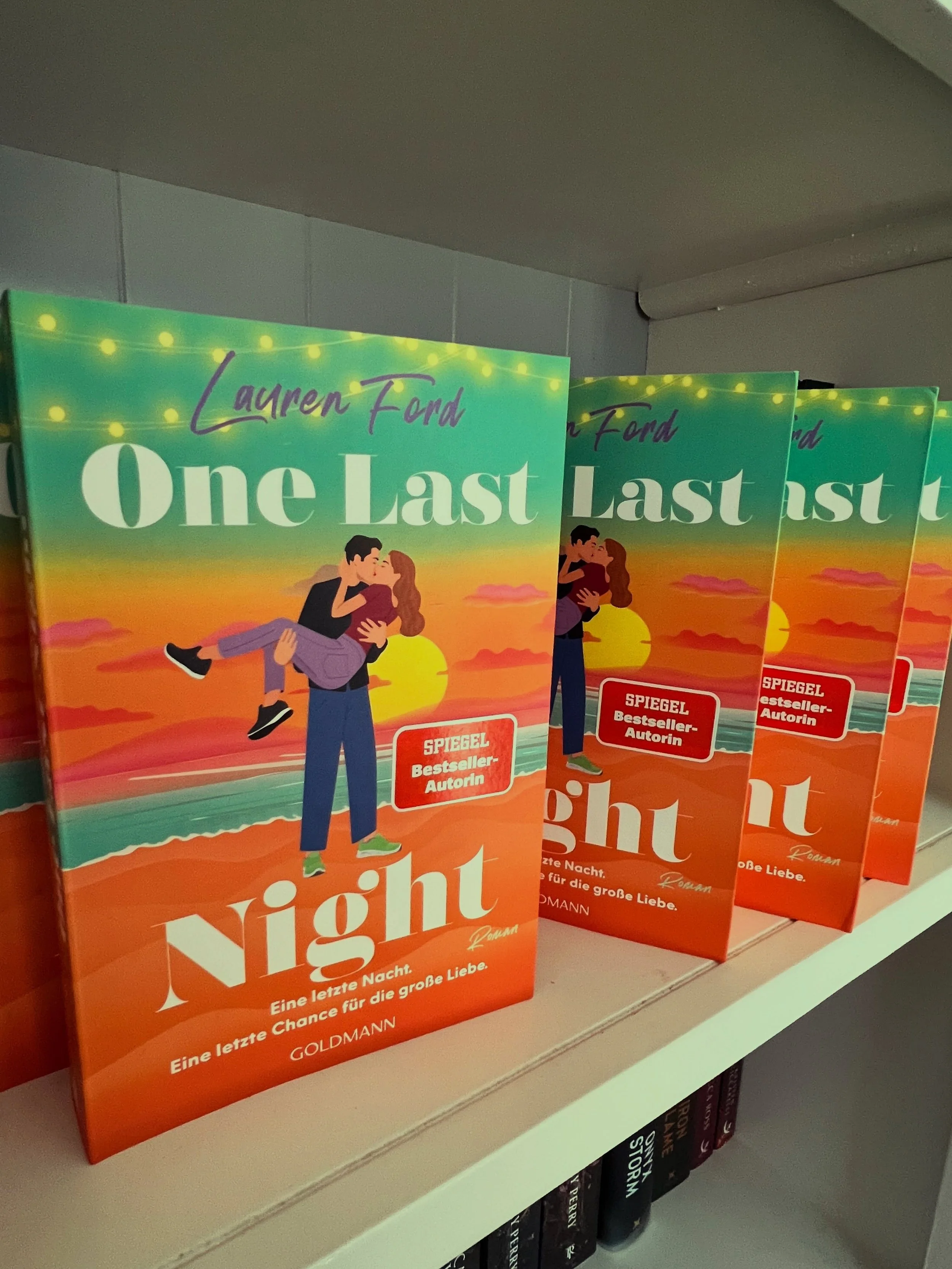 My author copies for the German edition of One Last Night arrived, and I can&rsquo;t get over the absolutely stunning cover and sprayed edges. 😍
&nbsp;
Thank you @penguinbuecher and @penguinlovestories 💗
&nbsp;
Available now in paperback, e-book an