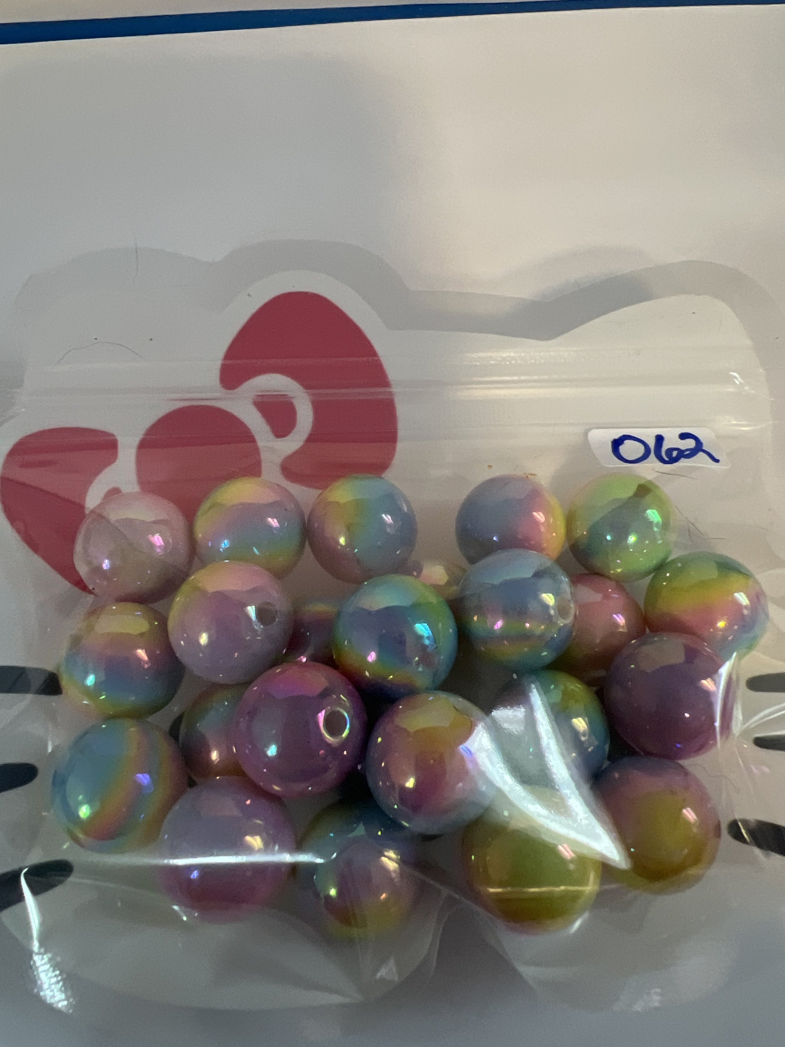 Rainbow shiny beads 24ct (062)