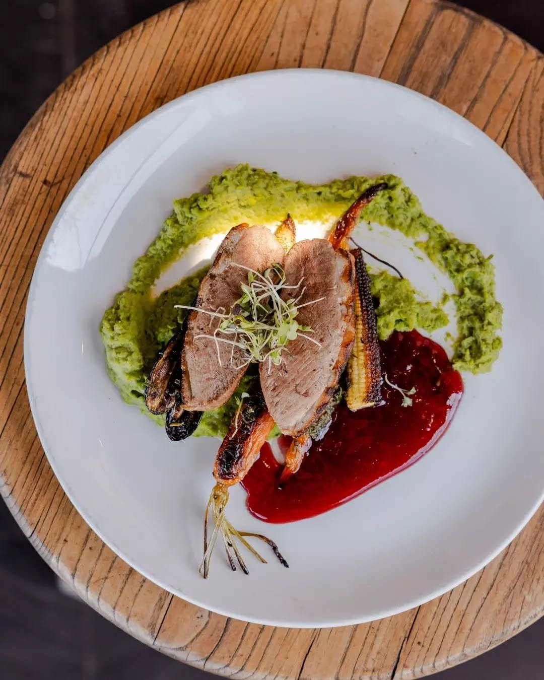 Petto D&rsquo;anatra al Vin Brul&egrave;.&nbsp;🍴 

Crispy-skinned duck breast with mint pea pur&eacute;e, bursts of pomegranate, a rich mulled wine sauce, and woodfired seasonal vegetables.