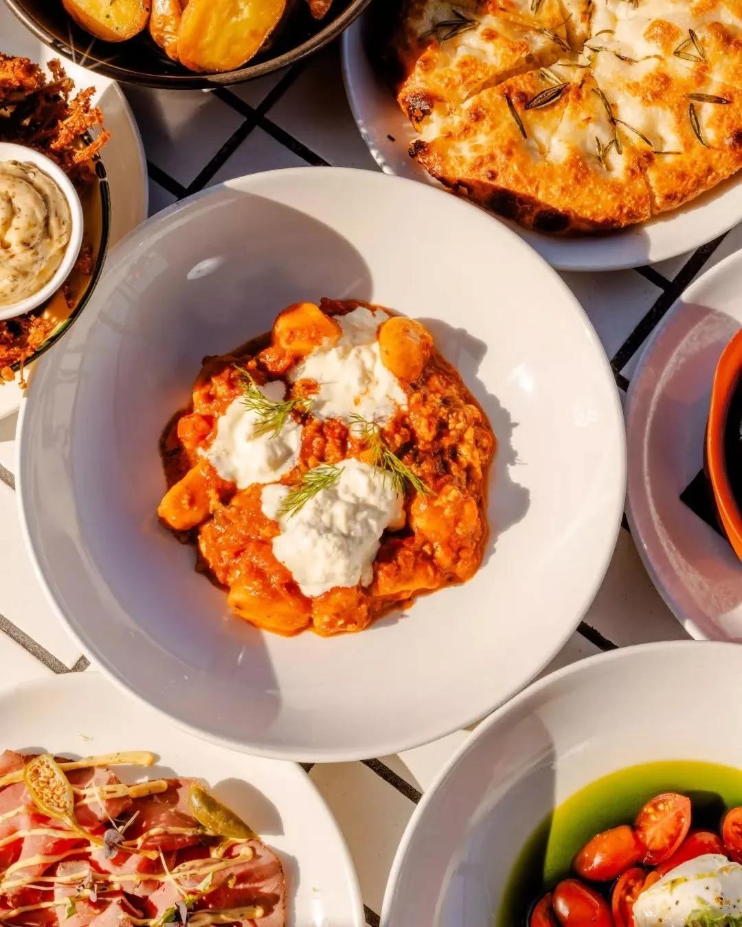 Bottomless lunch, La Sosta style&nbsp;🇮🇹 
Antipasti to start, pasta of the day to follow and flowing cocktails from spritz to Bellini.
Every Friday to Sunday, 12&ndash;4pm.