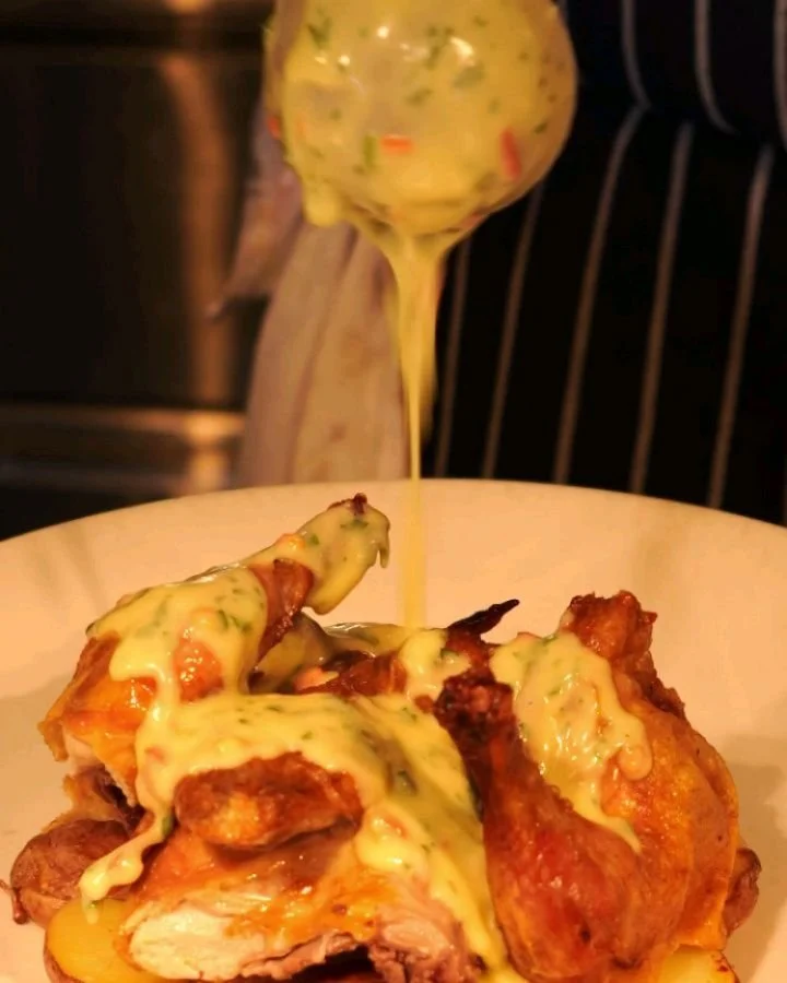 Chicken Aglio Olio Peperoncino 🍗 Garlic, good oil, a touch of peperoncino and potatoes that catch all the flavour.