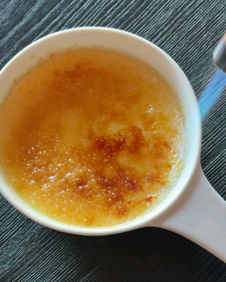 For when you want something sweet without overthinking it. Homemade Cr&egrave;me br&ucirc;l&eacute;e 🔥