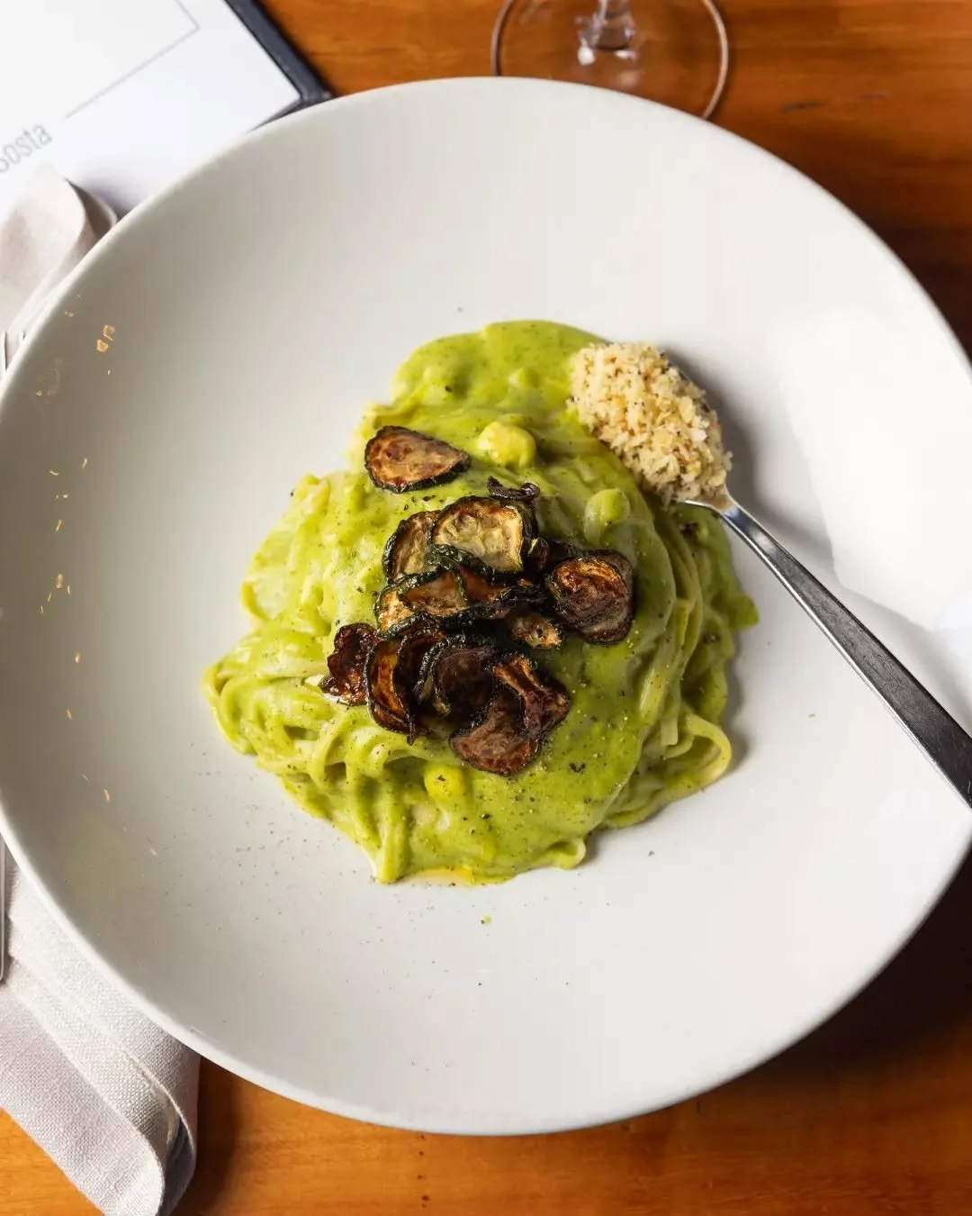 A little taste of the Amalfi coast 🇮🇹 Linguine alla Nerano with zucchini cream and lemon breadcrumbs, fully vegan and full of flavour.