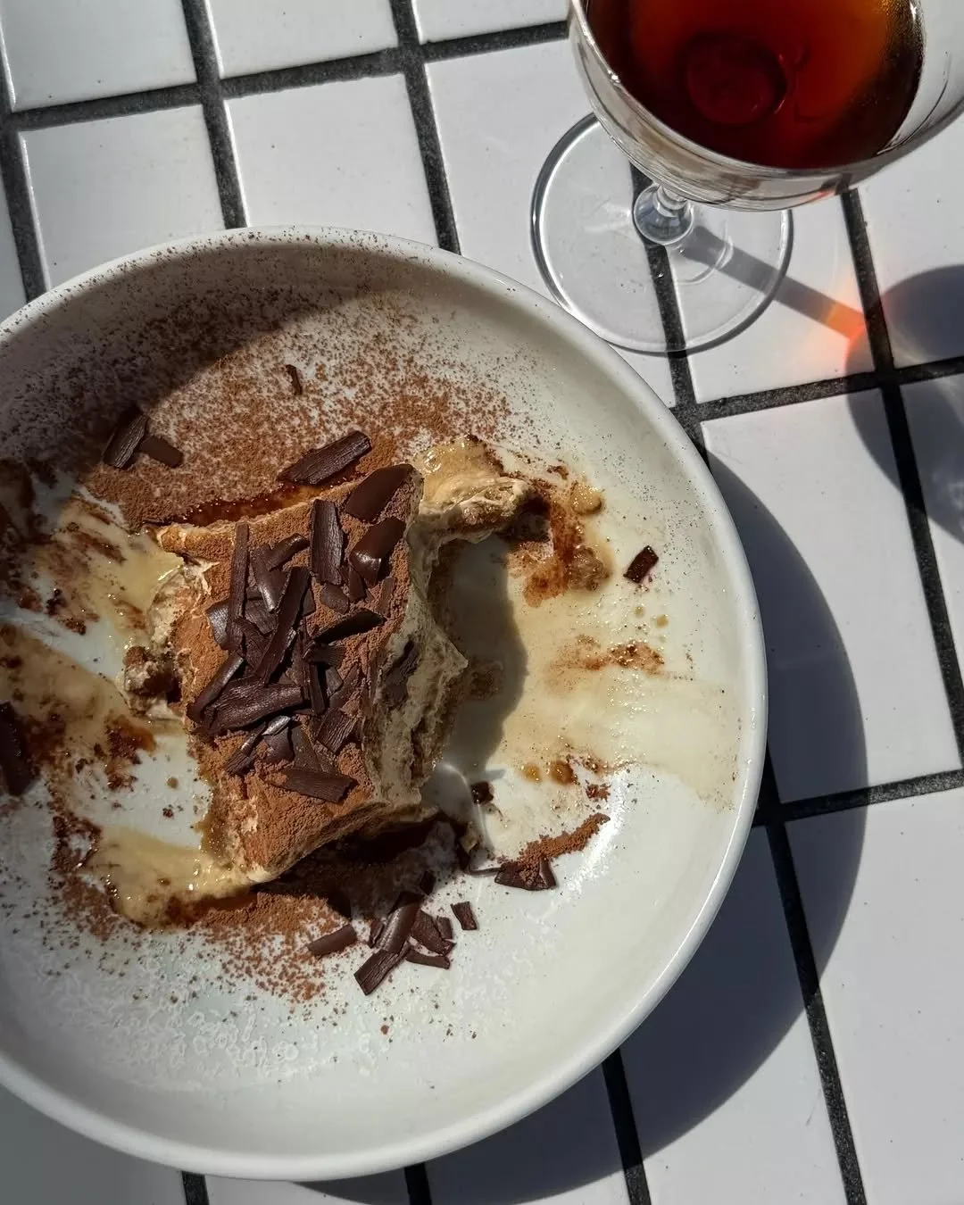 Espresso soaked sponge, velvety mascarpone and a generous dusting of cocoa.
A classic that never misses 🥄