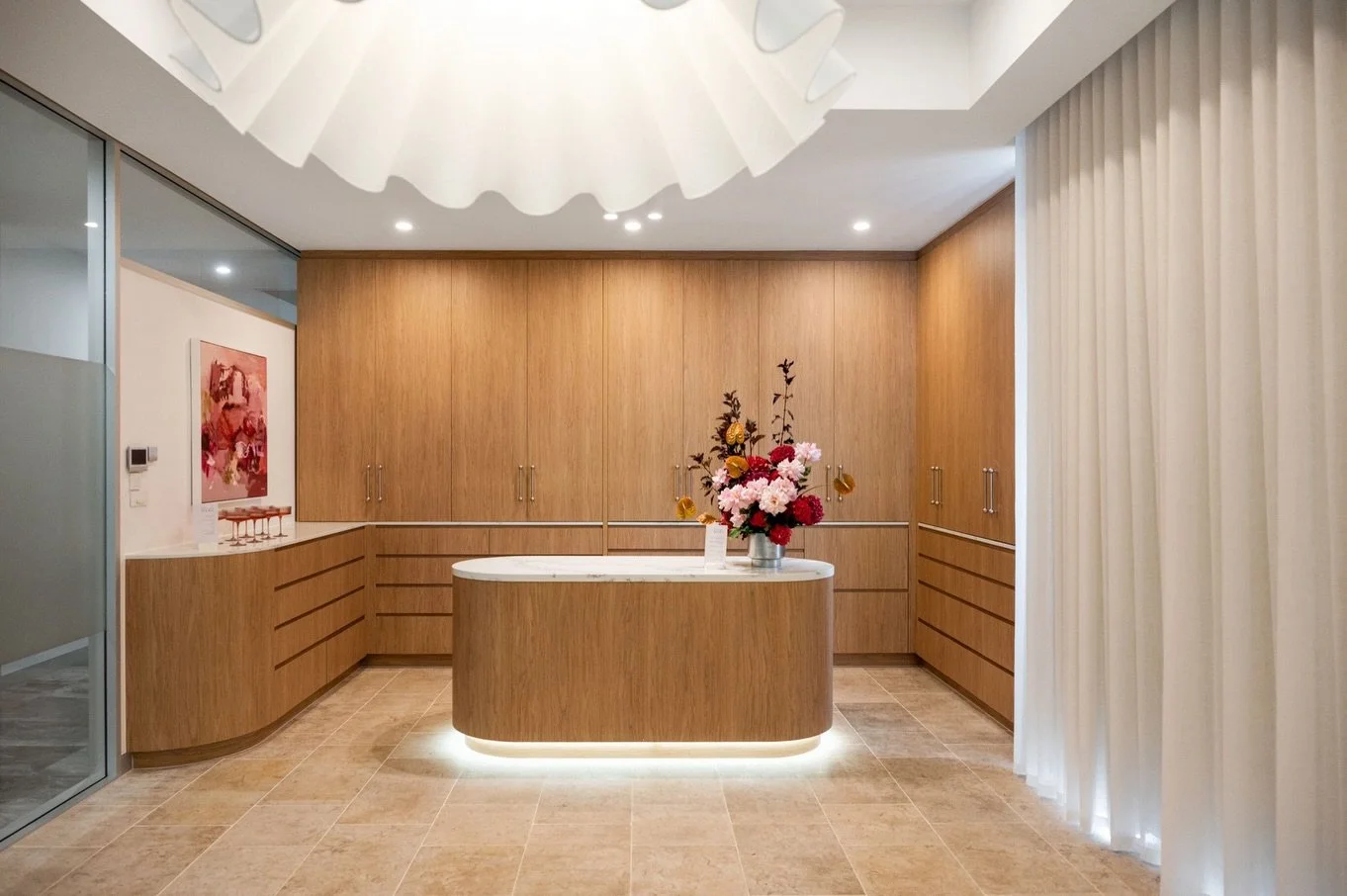 In Eastern Building Group&rsquo;s new interior design studio, polytec Boston Oak Woodmatt brings warmth, depth, and a true-to-touch timber aesthetic to the space.

From curved joinery to full-height cabinetry, the studio highlights how a single finis