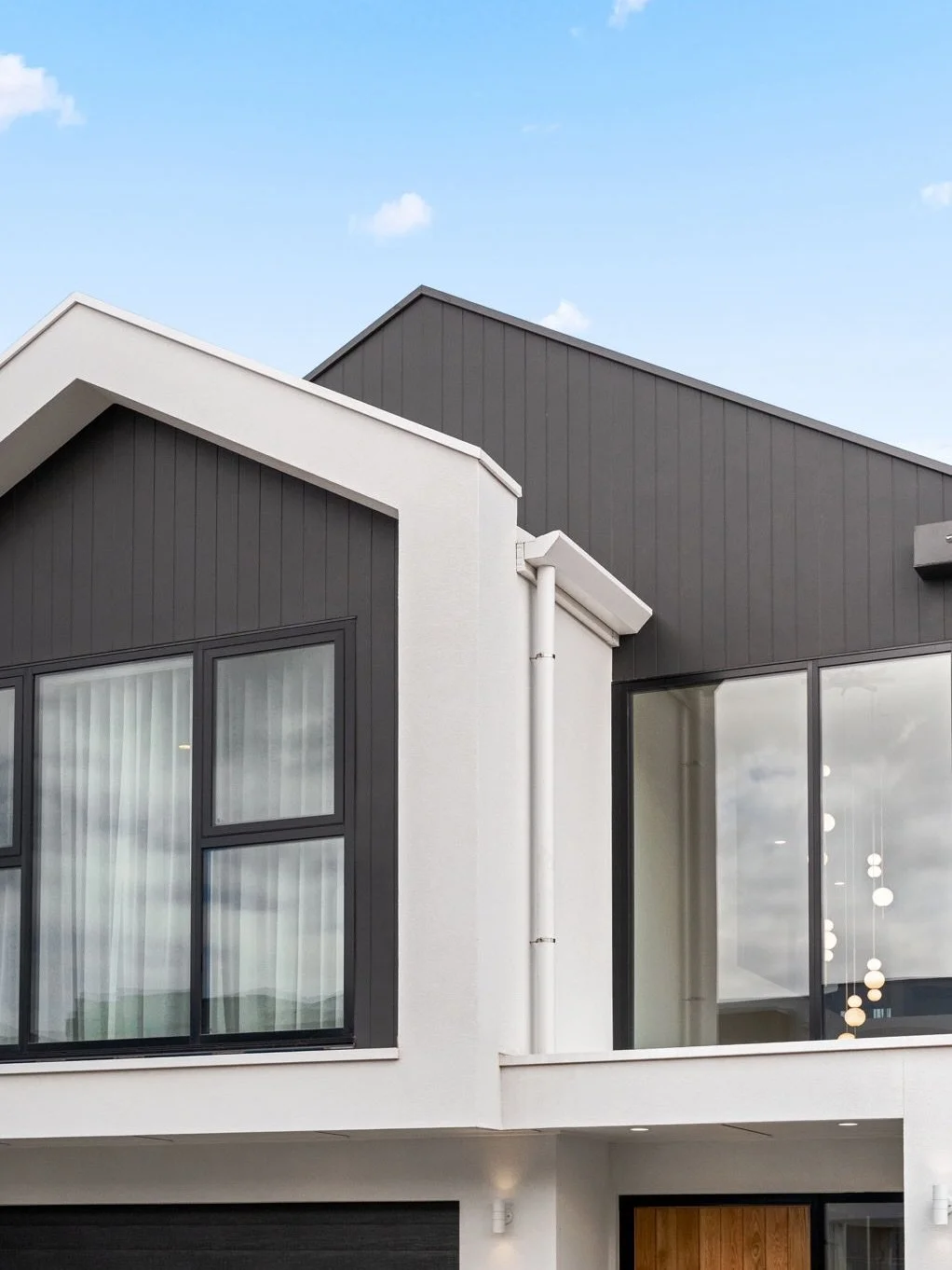 SNEAK PEEK | CUSTOM HOME COMPLETION

From the moment you arrive, the warm timber front door, crisp white exterior and bold dark cladding create a striking first impression. 

Step a little closer and you start to notice the details: the sheltered ent