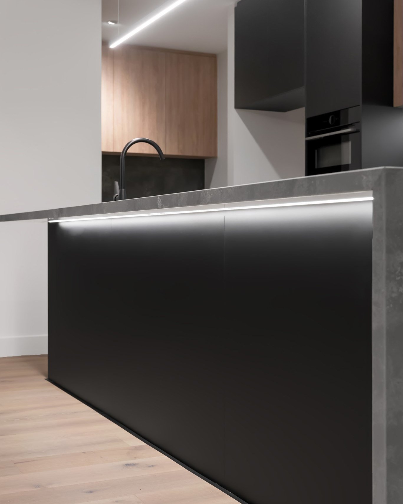 ROSTREVOR III | Moody Elegance in Stone &amp; Shadow

Contrasting joinery and matt black tapware, grounded by "Valour" - the grey-toned stone from @stoneambassadoraus Zenith Surfaces range - flowing from the kitchen splashback to benchtops.
